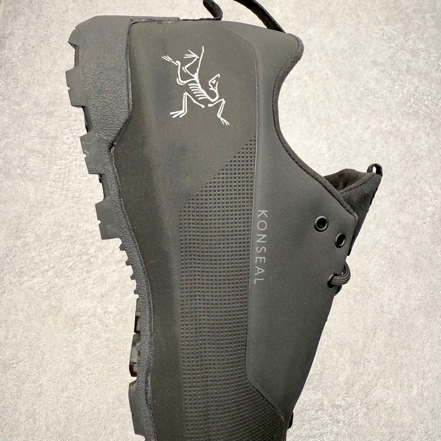 图片[6]-＃HP Arcteryx始祖鸟 Konseal Shoe 舒适 防滑耐磨透气支撑抓地登山鞋 代购指定版本 原数据开发 不掉标 正确高频字体 鸟爪细节完美 区别市场公版货 错误字体货 中底带钢印上脚舒适轻便无负重感 四季百搭 始祖鸟 KONSEAL 轻量户外鞋 这双鞋不仅仅可以穿着逛街上班，更可以穿着徒步旅游甚至攀岩！说实话，没多少人真的会去攀岩，经我们试穿，这双鞋，日常穿也是非常舒服轻便！搭配日常的衣服完全不违和！结构中底TPU底盘，保护双脚。配置3D模具保护双脚+一体化系带系统，鞋面防撕裂网布、TPU保护膜和牛巴革合成面料，喜欢放心入！这种类型的鞋子咱们家超难得遇到一次，喜欢一定不要错过 尺码：39 40 40.5 41 42 42.5 43 44 44.5 45-选品中心