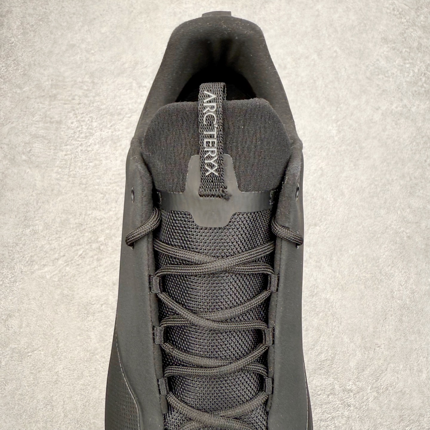 图片[5]-＃HP Arcteryx始祖鸟 Konseal Shoe 舒适 防滑耐磨透气支撑抓地登山鞋 代购指定版本 原数据开发 不掉标 正确高频字体 鸟爪细节完美 区别市场公版货 错误字体货 中底带钢印上脚舒适轻便无负重感 四季百搭 始祖鸟 KONSEAL 轻量户外鞋 这双鞋不仅仅可以穿着逛街上班，更可以穿着徒步旅游甚至攀岩！说实话，没多少人真的会去攀岩，经我们试穿，这双鞋，日常穿也是非常舒服轻便！搭配日常的衣服完全不违和！结构中底TPU底盘，保护双脚。配置3D模具保护双脚+一体化系带系统，鞋面防撕裂网布、TPU保护膜和牛巴革合成面料，喜欢放心入！这种类型的鞋子咱们家超难得遇到一次，喜欢一定不要错过 尺码：39 40 40.5 41 42 42.5 43 44 44.5 45-选品中心