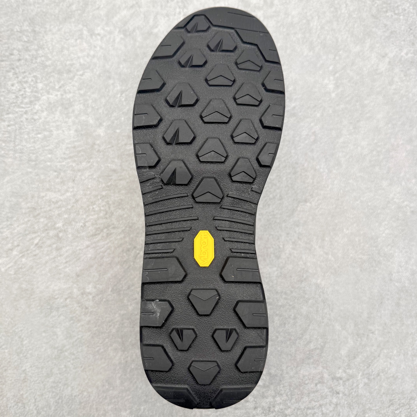 图片[9]-＃HP Arcteryx始祖鸟 Konseal Shoe 舒适 防滑耐磨透气支撑抓地登山鞋 代购指定版本 原数据开发 不掉标 正确高频字体 鸟爪细节完美 区别市场公版货 错误字体货 中底带钢印上脚舒适轻便无负重感 四季百搭 始祖鸟 KONSEAL 轻量户外鞋 这双鞋不仅仅可以穿着逛街上班，更可以穿着徒步旅游甚至攀岩！说实话，没多少人真的会去攀岩，经我们试穿，这双鞋，日常穿也是非常舒服轻便！搭配日常的衣服完全不违和！结构中底TPU底盘，保护双脚。配置3D模具保护双脚+一体化系带系统，鞋面防撕裂网布、TPU保护膜和牛巴革合成面料，喜欢放心入！这种类型的鞋子咱们家超难得遇到一次，喜欢一定不要错过 尺码：39 40 40.5 41 42 42.5 43 44 44.5 45-选品中心