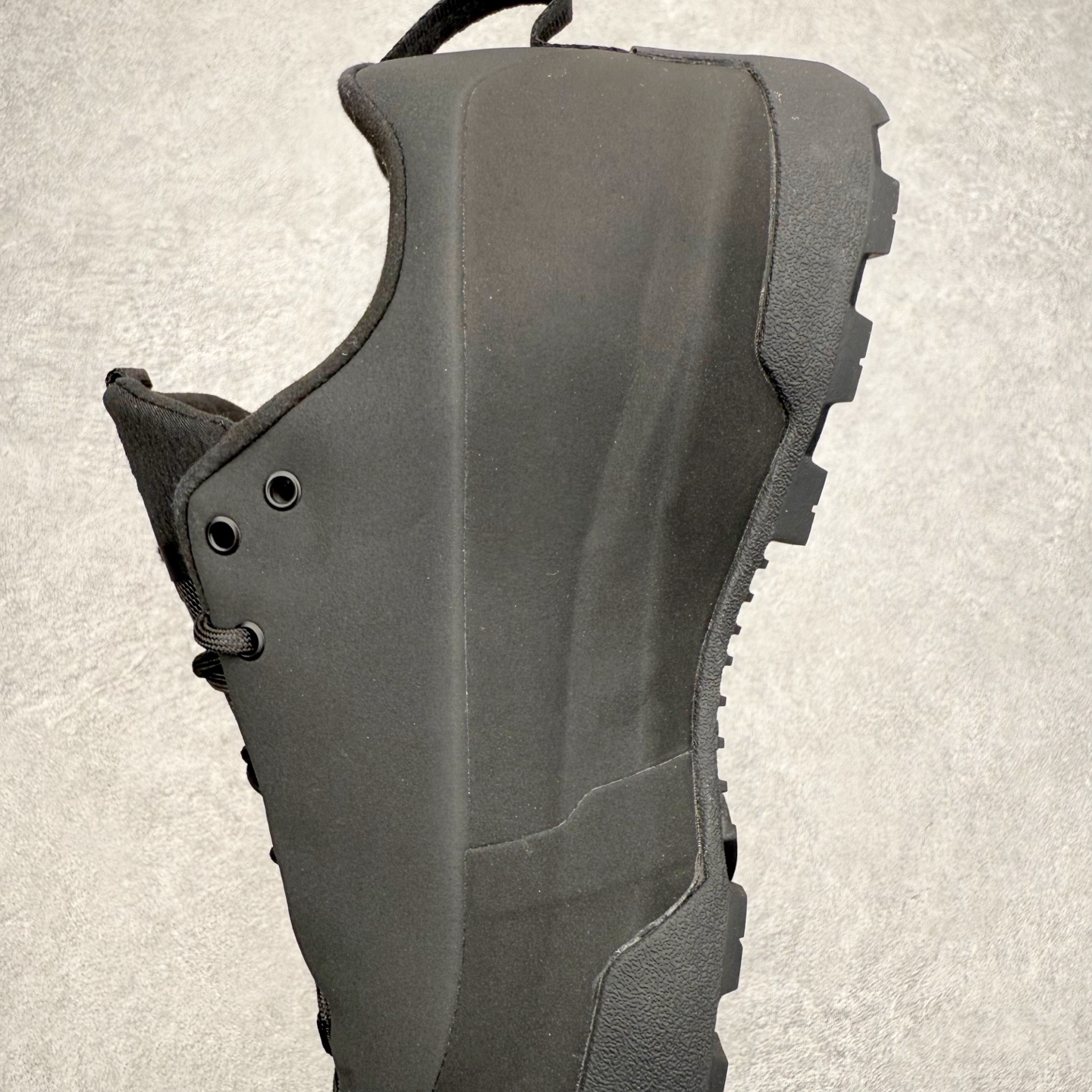 图片[7]-＃HP Arcteryx始祖鸟 Konseal Shoe 舒适 防滑耐磨透气支撑抓地登山鞋 代购指定版本 原数据开发 不掉标 正确高频字体 鸟爪细节完美 区别市场公版货 错误字体货 中底带钢印上脚舒适轻便无负重感 四季百搭 始祖鸟 KONSEAL 轻量户外鞋 这双鞋不仅仅可以穿着逛街上班，更可以穿着徒步旅游甚至攀岩！说实话，没多少人真的会去攀岩，经我们试穿，这双鞋，日常穿也是非常舒服轻便！搭配日常的衣服完全不违和！结构中底TPU底盘，保护双脚。配置3D模具保护双脚+一体化系带系统，鞋面防撕裂网布、TPU保护膜和牛巴革合成面料，喜欢放心入！这种类型的鞋子咱们家超难得遇到一次，喜欢一定不要错过 尺码：39 40 40.5 41 42 42.5 43 44 44.5 45-选品中心