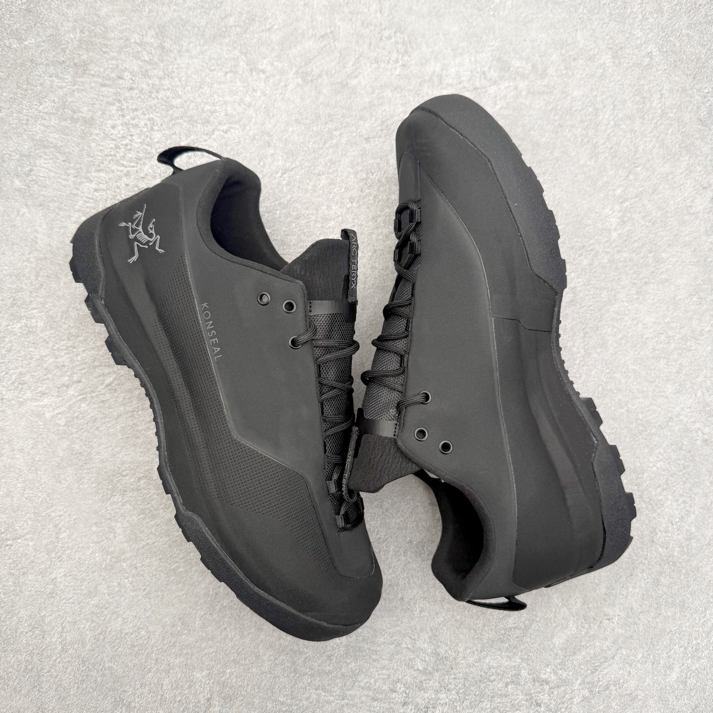 图片[3]-＃HP Arcteryx始祖鸟 Konseal Shoe 舒适 防滑耐磨透气支撑抓地登山鞋 代购指定版本 原数据开发 不掉标 正确高频字体 鸟爪细节完美 区别市场公版货 错误字体货 中底带钢印上脚舒适轻便无负重感 四季百搭 始祖鸟 KONSEAL 轻量户外鞋 这双鞋不仅仅可以穿着逛街上班，更可以穿着徒步旅游甚至攀岩！说实话，没多少人真的会去攀岩，经我们试穿，这双鞋，日常穿也是非常舒服轻便！搭配日常的衣服完全不违和！结构中底TPU底盘，保护双脚。配置3D模具保护双脚+一体化系带系统，鞋面防撕裂网布、TPU保护膜和牛巴革合成面料，喜欢放心入！这种类型的鞋子咱们家超难得遇到一次，喜欢一定不要错过 尺码：39 40 40.5 41 42 42.5 43 44 44.5 45-选品中心