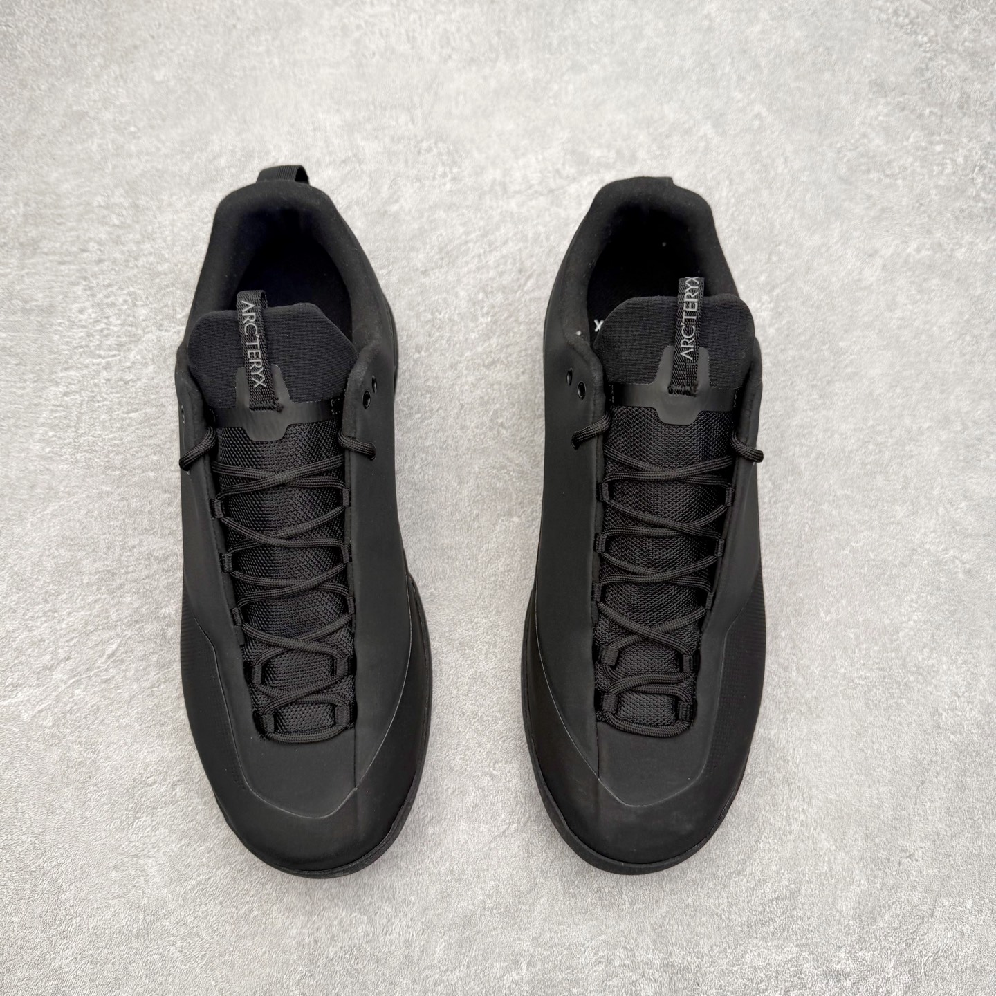 图片[2]-＃HP Arcteryx始祖鸟 Konseal Shoe 舒适 防滑耐磨透气支撑抓地登山鞋 代购指定版本 原数据开发 不掉标 正确高频字体 鸟爪细节完美 区别市场公版货 错误字体货 中底带钢印上脚舒适轻便无负重感 四季百搭 始祖鸟 KONSEAL 轻量户外鞋 这双鞋不仅仅可以穿着逛街上班，更可以穿着徒步旅游甚至攀岩！说实话，没多少人真的会去攀岩，经我们试穿，这双鞋，日常穿也是非常舒服轻便！搭配日常的衣服完全不违和！结构中底TPU底盘，保护双脚。配置3D模具保护双脚+一体化系带系统，鞋面防撕裂网布、TPU保护膜和牛巴革合成面料，喜欢放心入！这种类型的鞋子咱们家超难得遇到一次，喜欢一定不要错过 尺码：39 40 40.5 41 42 42.5 43 44 44.5 45-选品中心