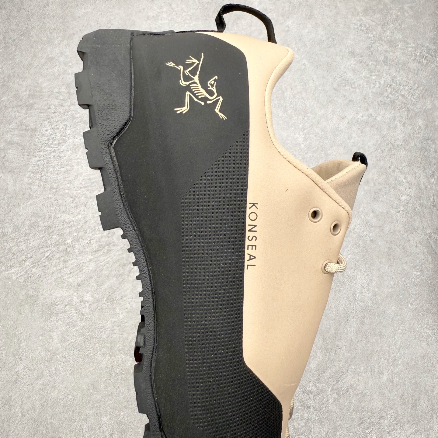 图片[6]-＃HP Arcteryx始祖鸟 Konseal Shoe 舒适 防滑耐磨透气支撑抓地登山鞋 代购指定版本 原数据开发 不掉标 正确高频字体 鸟爪细节完美 区别市场公版货 错误字体货 中底带钢印上脚舒适轻便无负重感 四季百搭 始祖鸟 KONSEAL 轻量户外鞋 这双鞋不仅仅可以穿着逛街上班，更可以穿着徒步旅游甚至攀岩！说实话，没多少人真的会去攀岩，经我们试穿，这双鞋，日常穿也是非常舒服轻便！搭配日常的衣服完全不违和！结构中底TPU底盘，保护双脚。配置3D模具保护双脚+一体化系带系统，鞋面防撕裂网布、TPU保护膜和牛巴革合成面料，喜欢放心入！这种类型的鞋子咱们家超难得遇到一次，喜欢一定不要错过 尺码：39 40 40.5 41 42 42.5 43 44 44.5 45-选品中心