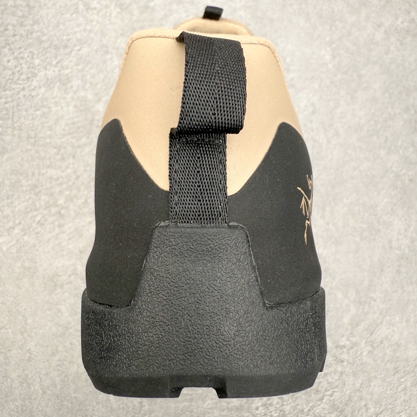 图片[8]-＃HP Arcteryx始祖鸟 Konseal Shoe 舒适 防滑耐磨透气支撑抓地登山鞋 代购指定版本 原数据开发 不掉标 正确高频字体 鸟爪细节完美 区别市场公版货 错误字体货 中底带钢印上脚舒适轻便无负重感 四季百搭 始祖鸟 KONSEAL 轻量户外鞋 这双鞋不仅仅可以穿着逛街上班，更可以穿着徒步旅游甚至攀岩！说实话，没多少人真的会去攀岩，经我们试穿，这双鞋，日常穿也是非常舒服轻便！搭配日常的衣服完全不违和！结构中底TPU底盘，保护双脚。配置3D模具保护双脚+一体化系带系统，鞋面防撕裂网布、TPU保护膜和牛巴革合成面料，喜欢放心入！这种类型的鞋子咱们家超难得遇到一次，喜欢一定不要错过 尺码：39 40 40.5 41 42 42.5 43 44 44.5 45-选品中心