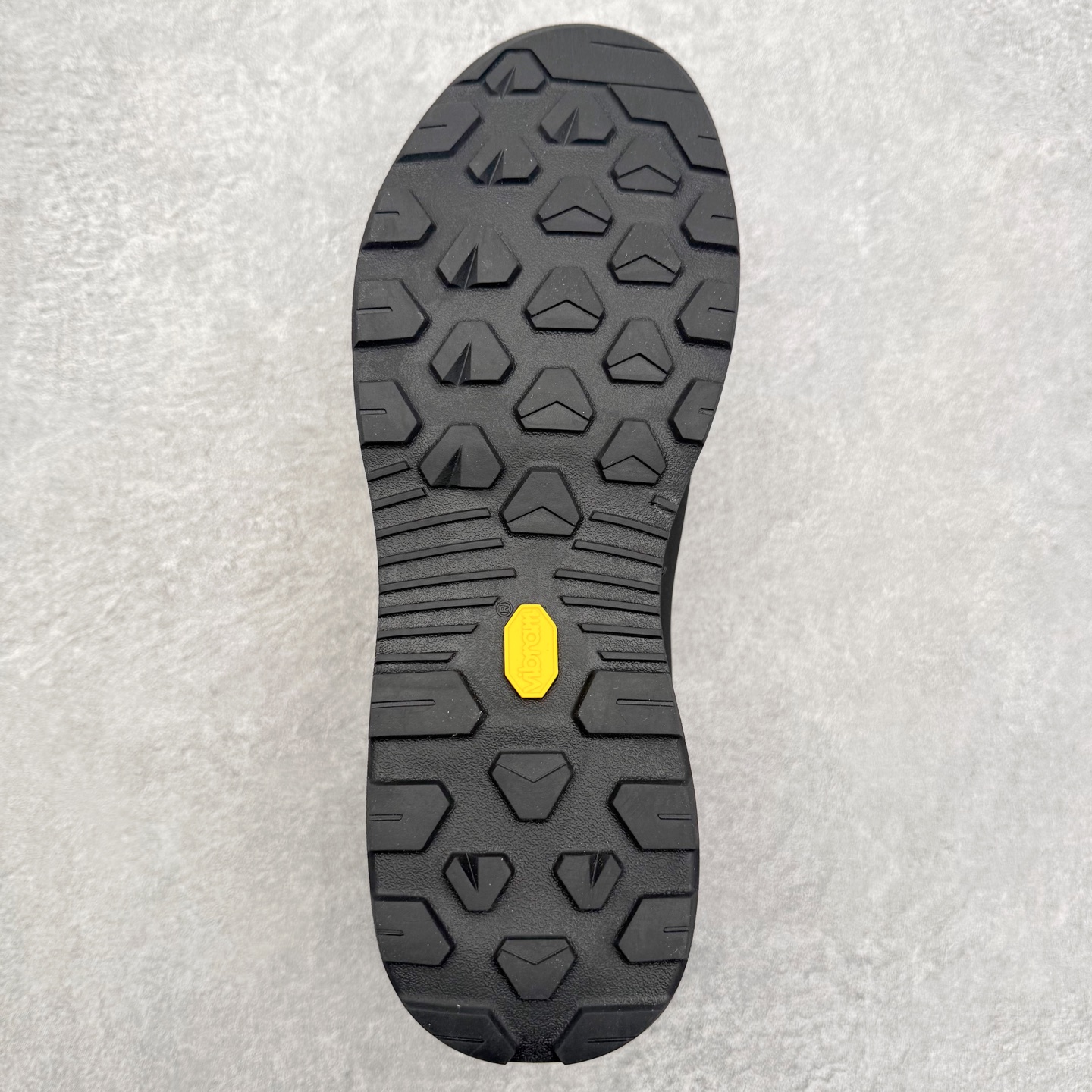 图片[9]-＃HP Arcteryx始祖鸟 Konseal Shoe 舒适 防滑耐磨透气支撑抓地登山鞋 代购指定版本 原数据开发 不掉标 正确高频字体 鸟爪细节完美 区别市场公版货 错误字体货 中底带钢印上脚舒适轻便无负重感 四季百搭 始祖鸟 KONSEAL 轻量户外鞋 这双鞋不仅仅可以穿着逛街上班，更可以穿着徒步旅游甚至攀岩！说实话，没多少人真的会去攀岩，经我们试穿，这双鞋，日常穿也是非常舒服轻便！搭配日常的衣服完全不违和！结构中底TPU底盘，保护双脚。配置3D模具保护双脚+一体化系带系统，鞋面防撕裂网布、TPU保护膜和牛巴革合成面料，喜欢放心入！这种类型的鞋子咱们家超难得遇到一次，喜欢一定不要错过 尺码：39 40 40.5 41 42 42.5 43 44 44.5 45-选品中心