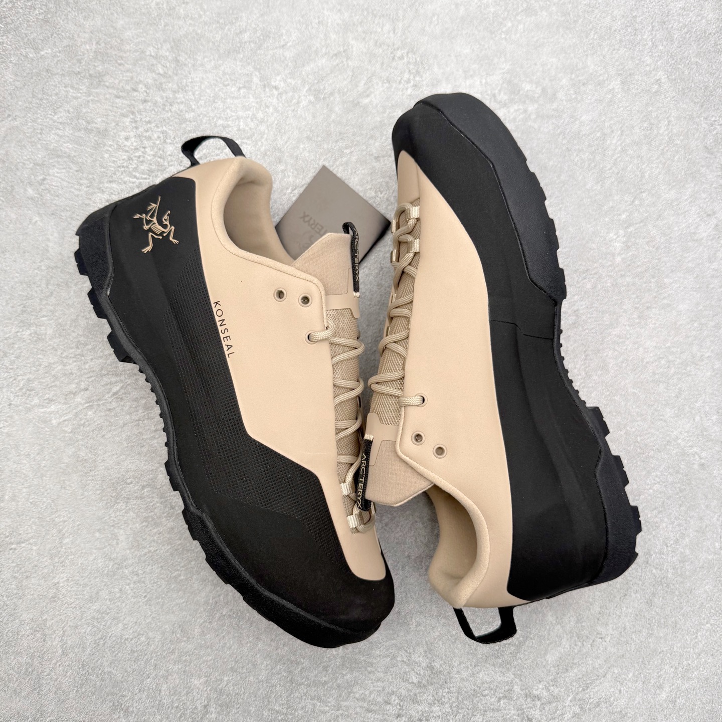 图片[3]-＃HP Arcteryx始祖鸟 Konseal Shoe 舒适 防滑耐磨透气支撑抓地登山鞋 代购指定版本 原数据开发 不掉标 正确高频字体 鸟爪细节完美 区别市场公版货 错误字体货 中底带钢印上脚舒适轻便无负重感 四季百搭 始祖鸟 KONSEAL 轻量户外鞋 这双鞋不仅仅可以穿着逛街上班，更可以穿着徒步旅游甚至攀岩！说实话，没多少人真的会去攀岩，经我们试穿，这双鞋，日常穿也是非常舒服轻便！搭配日常的衣服完全不违和！结构中底TPU底盘，保护双脚。配置3D模具保护双脚+一体化系带系统，鞋面防撕裂网布、TPU保护膜和牛巴革合成面料，喜欢放心入！这种类型的鞋子咱们家超难得遇到一次，喜欢一定不要错过 尺码：39 40 40.5 41 42 42.5 43 44 44.5 45-选品中心