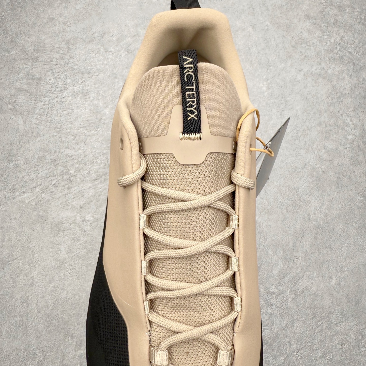 图片[5]-＃HP Arcteryx始祖鸟 Konseal Shoe 舒适 防滑耐磨透气支撑抓地登山鞋 代购指定版本 原数据开发 不掉标 正确高频字体 鸟爪细节完美 区别市场公版货 错误字体货 中底带钢印上脚舒适轻便无负重感 四季百搭 始祖鸟 KONSEAL 轻量户外鞋 这双鞋不仅仅可以穿着逛街上班，更可以穿着徒步旅游甚至攀岩！说实话，没多少人真的会去攀岩，经我们试穿，这双鞋，日常穿也是非常舒服轻便！搭配日常的衣服完全不违和！结构中底TPU底盘，保护双脚。配置3D模具保护双脚+一体化系带系统，鞋面防撕裂网布、TPU保护膜和牛巴革合成面料，喜欢放心入！这种类型的鞋子咱们家超难得遇到一次，喜欢一定不要错过 尺码：39 40 40.5 41 42 42.5 43 44 44.5 45-选品中心