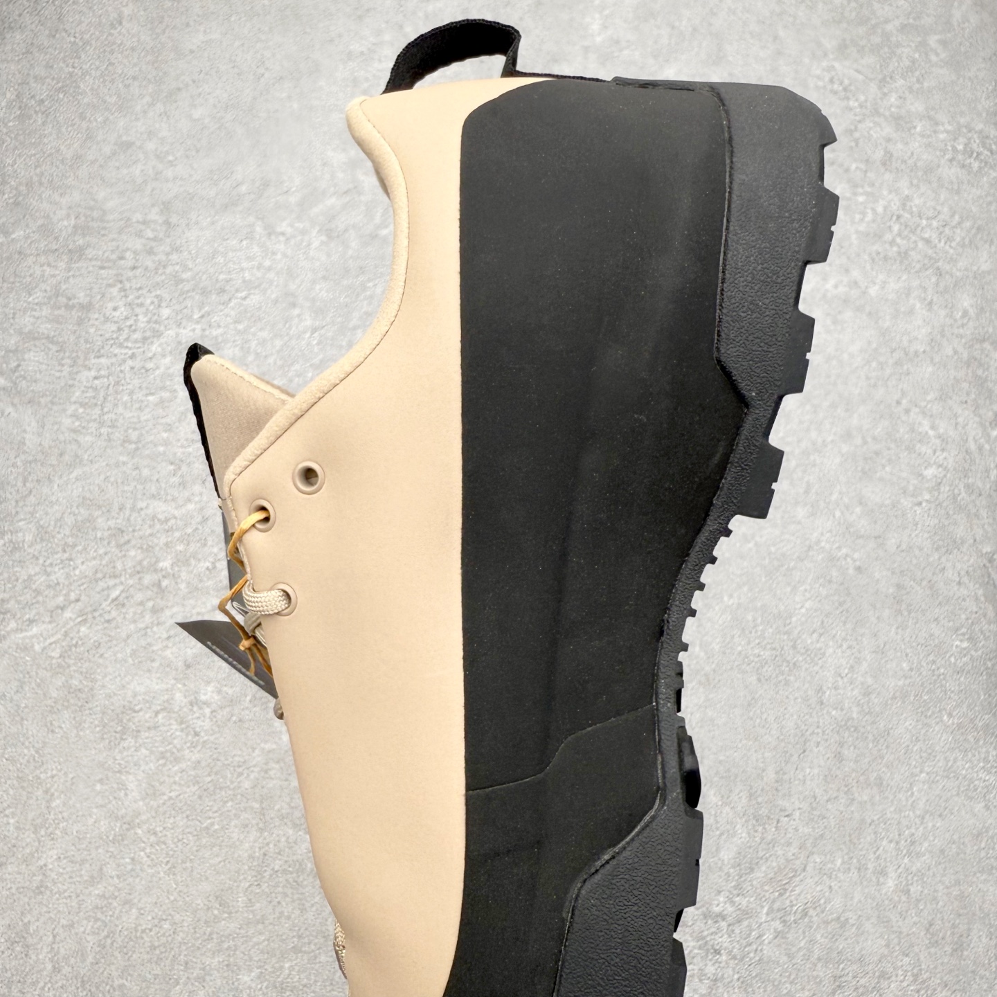 图片[7]-＃HP Arcteryx始祖鸟 Konseal Shoe 舒适 防滑耐磨透气支撑抓地登山鞋 代购指定版本 原数据开发 不掉标 正确高频字体 鸟爪细节完美 区别市场公版货 错误字体货 中底带钢印上脚舒适轻便无负重感 四季百搭 始祖鸟 KONSEAL 轻量户外鞋 这双鞋不仅仅可以穿着逛街上班，更可以穿着徒步旅游甚至攀岩！说实话，没多少人真的会去攀岩，经我们试穿，这双鞋，日常穿也是非常舒服轻便！搭配日常的衣服完全不违和！结构中底TPU底盘，保护双脚。配置3D模具保护双脚+一体化系带系统，鞋面防撕裂网布、TPU保护膜和牛巴革合成面料，喜欢放心入！这种类型的鞋子咱们家超难得遇到一次，喜欢一定不要错过 尺码：39 40 40.5 41 42 42.5 43 44 44.5 45-选品中心