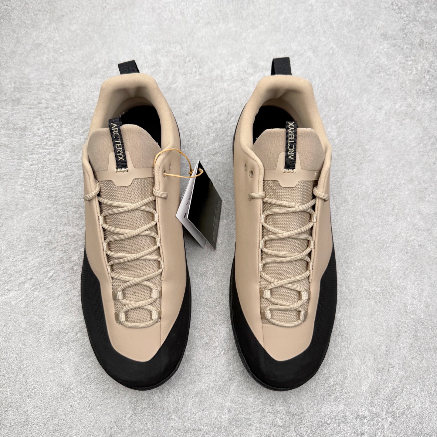 图片[2]-＃HP Arcteryx始祖鸟 Konseal Shoe 舒适 防滑耐磨透气支撑抓地登山鞋 代购指定版本 原数据开发 不掉标 正确高频字体 鸟爪细节完美 区别市场公版货 错误字体货 中底带钢印上脚舒适轻便无负重感 四季百搭 始祖鸟 KONSEAL 轻量户外鞋 这双鞋不仅仅可以穿着逛街上班，更可以穿着徒步旅游甚至攀岩！说实话，没多少人真的会去攀岩，经我们试穿，这双鞋，日常穿也是非常舒服轻便！搭配日常的衣服完全不违和！结构中底TPU底盘，保护双脚。配置3D模具保护双脚+一体化系带系统，鞋面防撕裂网布、TPU保护膜和牛巴革合成面料，喜欢放心入！这种类型的鞋子咱们家超难得遇到一次，喜欢一定不要错过 尺码：39 40 40.5 41 42 42.5 43 44 44.5 45-选品中心