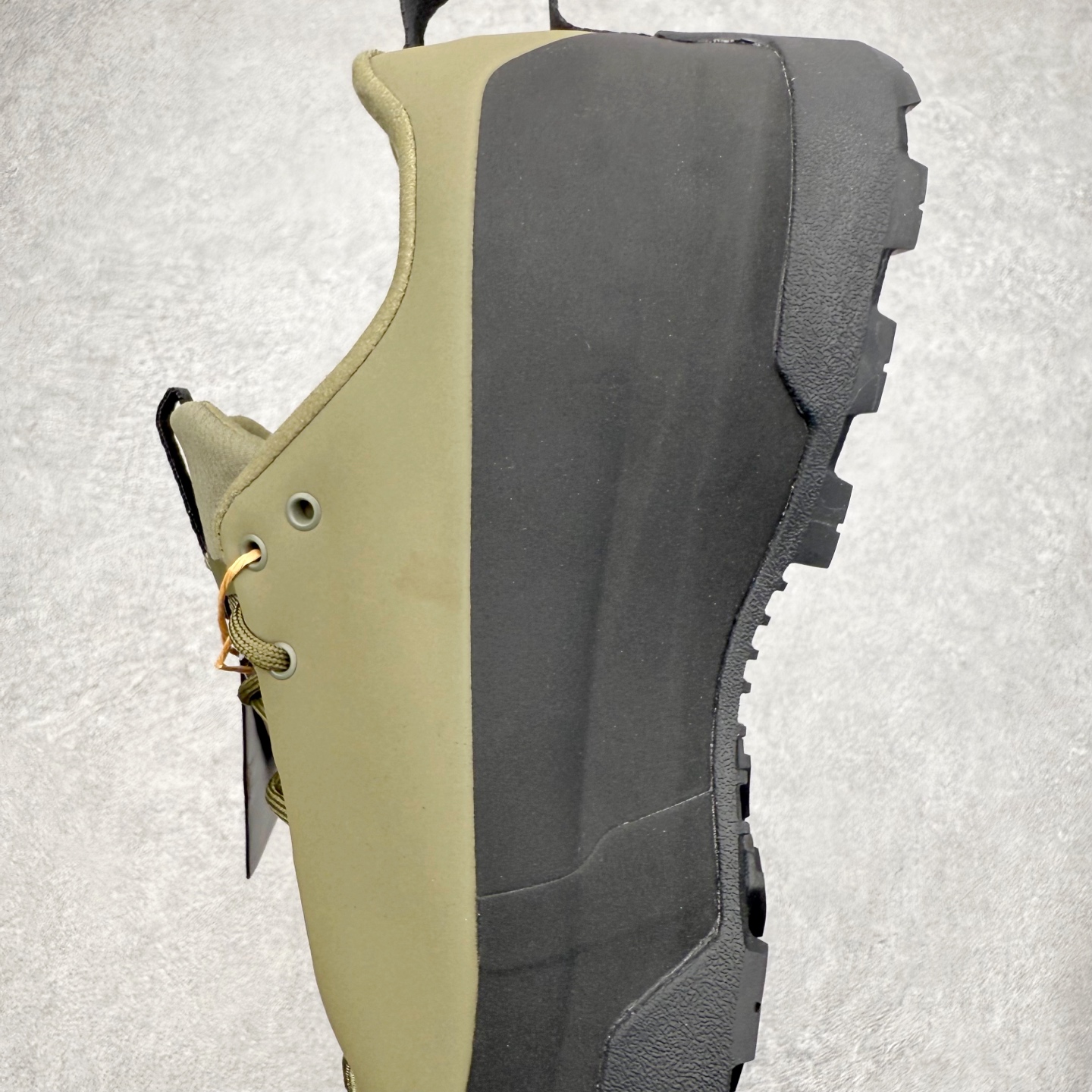 图片[7]-＃HP Arcteryx始祖鸟 Konseal Shoe 舒适 防滑耐磨透气支撑抓地登山鞋 代购指定版本 原数据开发 不掉标 正确高频字体 鸟爪细节完美 区别市场公版货 错误字体货 中底带钢印上脚舒适轻便无负重感 四季百搭 始祖鸟 KONSEAL 轻量户外鞋 这双鞋不仅仅可以穿着逛街上班，更可以穿着徒步旅游甚至攀岩！说实话，没多少人真的会去攀岩，经我们试穿，这双鞋，日常穿也是非常舒服轻便！搭配日常的衣服完全不违和！结构中底TPU底盘，保护双脚。配置3D模具保护双脚+一体化系带系统，鞋面防撕裂网布、TPU保护膜和牛巴革合成面料，喜欢放心入！这种类型的鞋子咱们家超难得遇到一次，喜欢一定不要错过 尺码：39 40 40.5 41 42 42.5 43 44 44.5 45-选品中心