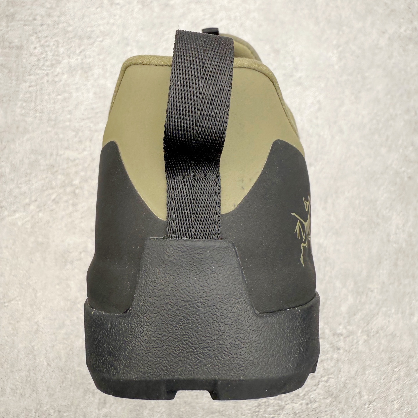 图片[8]-＃HP Arcteryx始祖鸟 Konseal Shoe 舒适 防滑耐磨透气支撑抓地登山鞋 代购指定版本 原数据开发 不掉标 正确高频字体 鸟爪细节完美 区别市场公版货 错误字体货 中底带钢印上脚舒适轻便无负重感 四季百搭 始祖鸟 KONSEAL 轻量户外鞋 这双鞋不仅仅可以穿着逛街上班，更可以穿着徒步旅游甚至攀岩！说实话，没多少人真的会去攀岩，经我们试穿，这双鞋，日常穿也是非常舒服轻便！搭配日常的衣服完全不违和！结构中底TPU底盘，保护双脚。配置3D模具保护双脚+一体化系带系统，鞋面防撕裂网布、TPU保护膜和牛巴革合成面料，喜欢放心入！这种类型的鞋子咱们家超难得遇到一次，喜欢一定不要错过 尺码：39 40 40.5 41 42 42.5 43 44 44.5 45-选品中心