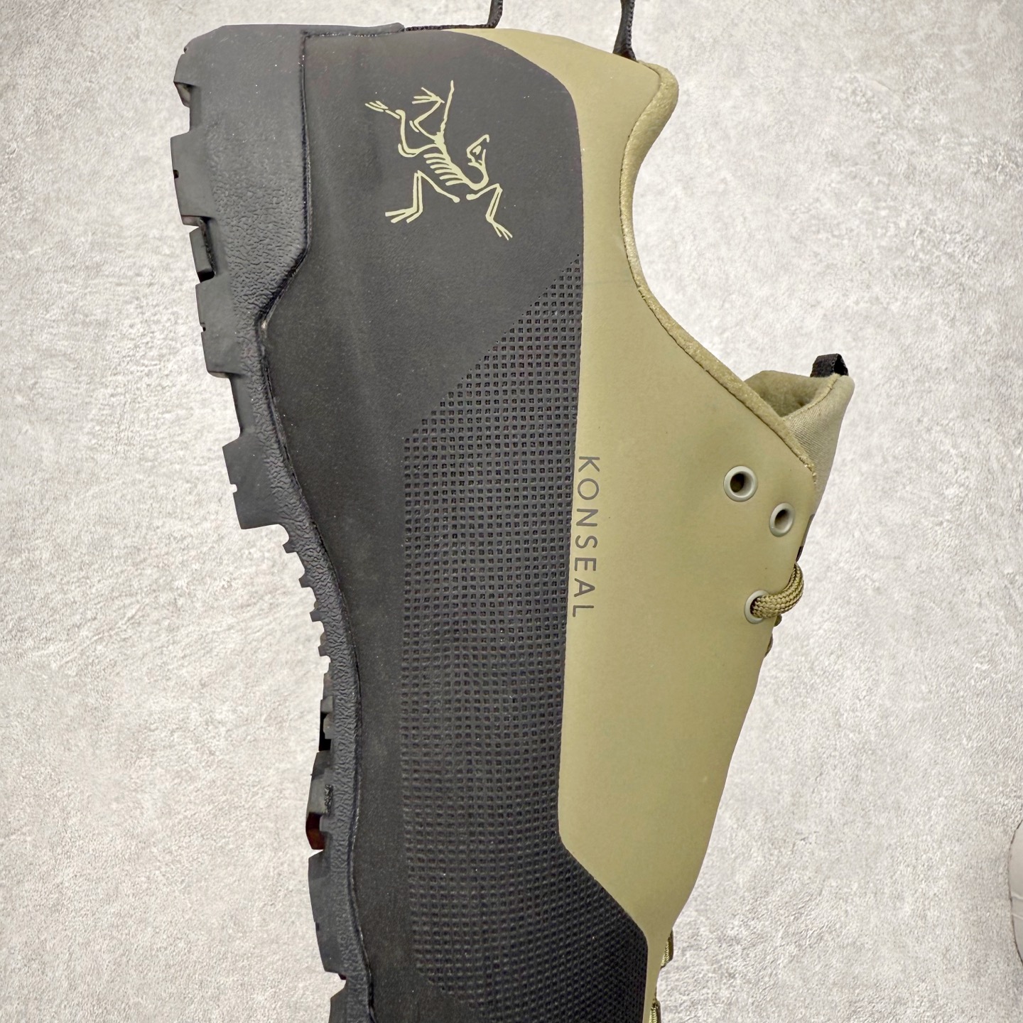 图片[6]-＃HP Arcteryx始祖鸟 Konseal Shoe 舒适 防滑耐磨透气支撑抓地登山鞋 代购指定版本 原数据开发 不掉标 正确高频字体 鸟爪细节完美 区别市场公版货 错误字体货 中底带钢印上脚舒适轻便无负重感 四季百搭 始祖鸟 KONSEAL 轻量户外鞋 这双鞋不仅仅可以穿着逛街上班，更可以穿着徒步旅游甚至攀岩！说实话，没多少人真的会去攀岩，经我们试穿，这双鞋，日常穿也是非常舒服轻便！搭配日常的衣服完全不违和！结构中底TPU底盘，保护双脚。配置3D模具保护双脚+一体化系带系统，鞋面防撕裂网布、TPU保护膜和牛巴革合成面料，喜欢放心入！这种类型的鞋子咱们家超难得遇到一次，喜欢一定不要错过 尺码：39 40 40.5 41 42 42.5 43 44 44.5 45-选品中心