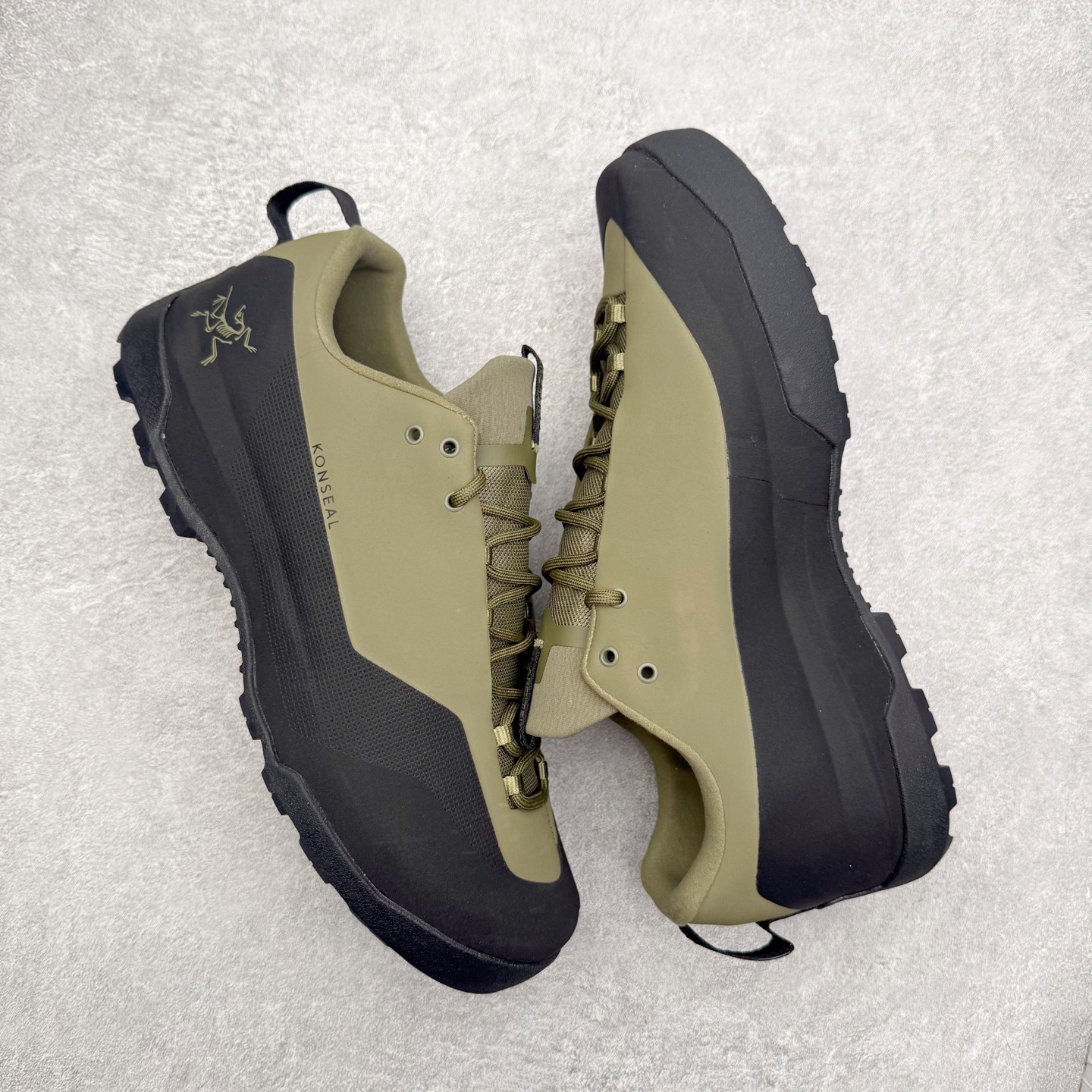 图片[3]-＃HP Arcteryx始祖鸟 Konseal Shoe 舒适 防滑耐磨透气支撑抓地登山鞋 代购指定版本 原数据开发 不掉标 正确高频字体 鸟爪细节完美 区别市场公版货 错误字体货 中底带钢印上脚舒适轻便无负重感 四季百搭 始祖鸟 KONSEAL 轻量户外鞋 这双鞋不仅仅可以穿着逛街上班，更可以穿着徒步旅游甚至攀岩！说实话，没多少人真的会去攀岩，经我们试穿，这双鞋，日常穿也是非常舒服轻便！搭配日常的衣服完全不违和！结构中底TPU底盘，保护双脚。配置3D模具保护双脚+一体化系带系统，鞋面防撕裂网布、TPU保护膜和牛巴革合成面料，喜欢放心入！这种类型的鞋子咱们家超难得遇到一次，喜欢一定不要错过 尺码：39 40 40.5 41 42 42.5 43 44 44.5 45-选品中心