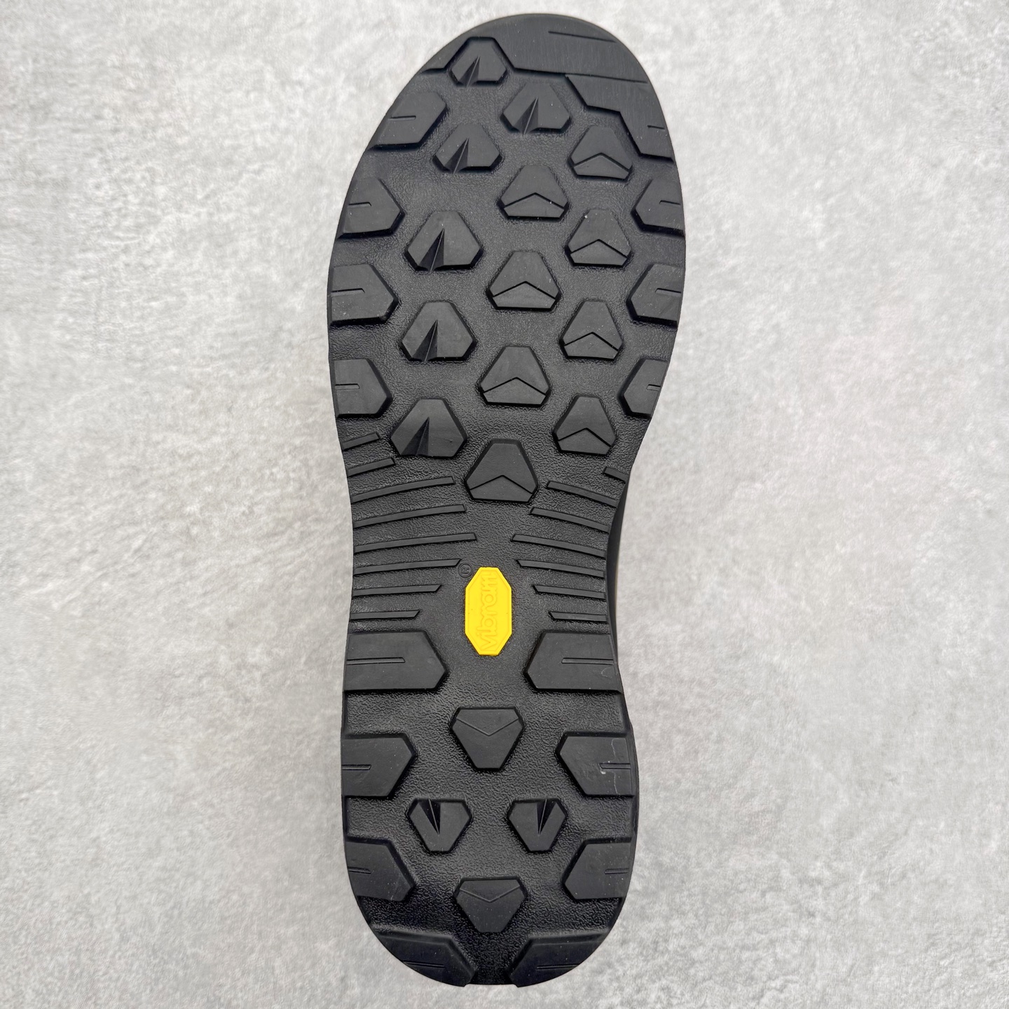 图片[9]-＃HP Arcteryx始祖鸟 Konseal Shoe 舒适 防滑耐磨透气支撑抓地登山鞋 代购指定版本 原数据开发 不掉标 正确高频字体 鸟爪细节完美 区别市场公版货 错误字体货 中底带钢印上脚舒适轻便无负重感 四季百搭 始祖鸟 KONSEAL 轻量户外鞋 这双鞋不仅仅可以穿着逛街上班，更可以穿着徒步旅游甚至攀岩！说实话，没多少人真的会去攀岩，经我们试穿，这双鞋，日常穿也是非常舒服轻便！搭配日常的衣服完全不违和！结构中底TPU底盘，保护双脚。配置3D模具保护双脚+一体化系带系统，鞋面防撕裂网布、TPU保护膜和牛巴革合成面料，喜欢放心入！这种类型的鞋子咱们家超难得遇到一次，喜欢一定不要错过 尺码：39 40 40.5 41 42 42.5 43 44 44.5 45-选品中心