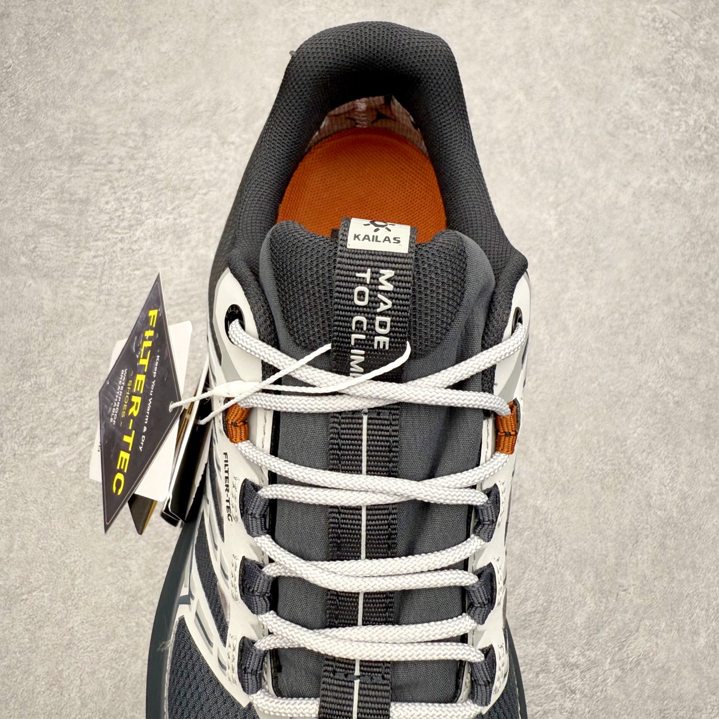 图片[5]-＃K版 凯乐石KAILAS 远征 MAX FLT 运动户外 防滑防水透气 低帮 登山徒步鞋 KAILAS凯乐石品牌是全球三大全系攀登品牌之一，于2003年创立于中国广州，致力于为有攀登梦想的户外运动员及爱好者，研发制造功能性专业装备，满足他们在极限环境下安全舒适的需求，凯乐石专注于科技面料的开发及专业功能设计，产品线覆盖登山、攀岩、徒步、越野跑山、露营、旅行等多项户外运动，通过运动员的测试反馈，不断进化迭代，产品荣获国内外大奖71座，发明专利21个，更突破性的自主研发攀登器械，打造出中国的攀登硬实力。实拍调校N版已经零色差零失真 百分百还原实物色彩所见即所得 不存在货不对板色差等低级问题 选购参考实物拍摄 不混卖不参货 只用心做好货严格选品 承诺混一赔十 尺码：36 36.5 37.5 38 38.5 39 39.5 40 40.5 41 41.5 42 42.5 43 44 44.5 45-选品中心