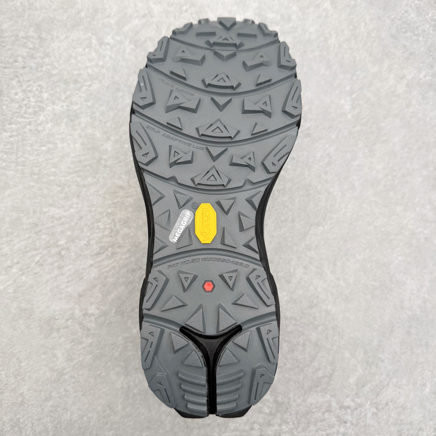 图片[6]-＃K版 凯乐石KAILAS 远征 MAX FLT 运动户外 防滑防水透气 低帮 登山徒步鞋 KAILAS凯乐石品牌是全球三大全系攀登品牌之一，于2003年创立于中国广州，致力于为有攀登梦想的户外运动员及爱好者，研发制造功能性专业装备，满足他们在极限环境下安全舒适的需求，凯乐石专注于科技面料的开发及专业功能设计，产品线覆盖登山、攀岩、徒步、越野跑山、露营、旅行等多项户外运动，通过运动员的测试反馈，不断进化迭代，产品荣获国内外大奖71座，发明专利21个，更突破性的自主研发攀登器械，打造出中国的攀登硬实力。实拍调校N版已经零色差零失真 百分百还原实物色彩所见即所得 不存在货不对板色差等低级问题 选购参考实物拍摄 不混卖不参货 只用心做好货严格选品 承诺混一赔十 尺码：36 36.5 37.5 38 38.5 39 39.5 40 40.5 41 41.5 42 42.5 43 44 44.5 45-选品中心