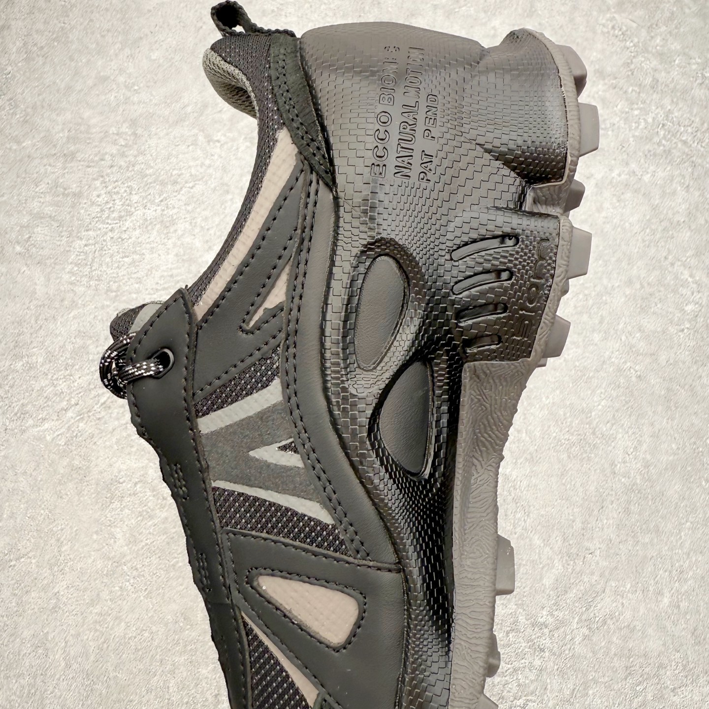 图片[7]-ECCO爱步跑步鞋百搭舒适 秋冬新款厚底休闲运动鞋男鞋 灵动系列 黄景瑜同款 品质牛皮鞋面，轻盈柔韧 具有良好的透气性 细腻柔软 简约系带设计 可自由调节松紧 贴合脚型 PU泡沫橡胶大底 抓地力强 具有良好的防滑耐磨性 时尚简约 休闲百搭 尺码：38 39 40 41 42 43 44 （皮鞋码）-选品中心