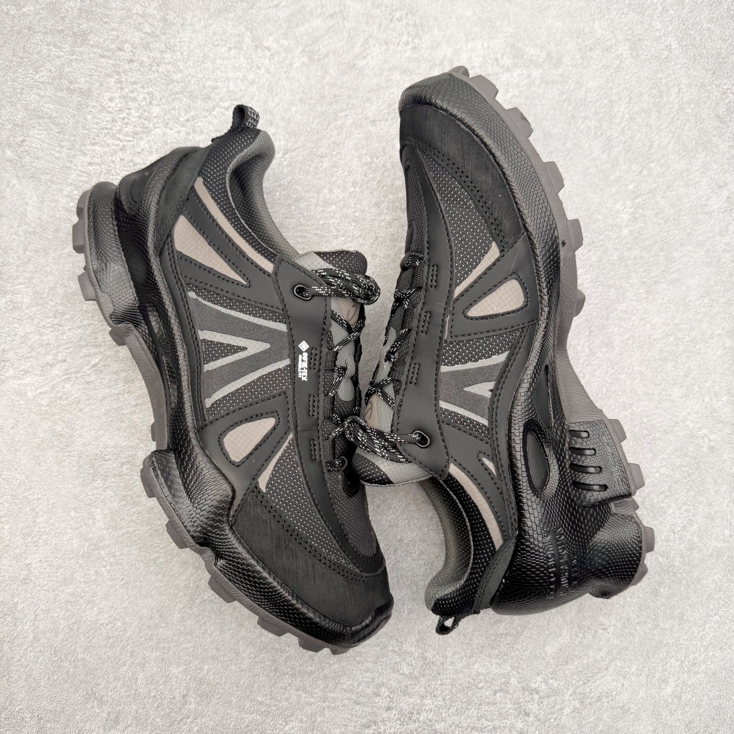 图片[3]-ECCO爱步跑步鞋百搭舒适 秋冬新款厚底休闲运动鞋男鞋 灵动系列 黄景瑜同款 品质牛皮鞋面，轻盈柔韧 具有良好的透气性 细腻柔软 简约系带设计 可自由调节松紧 贴合脚型 PU泡沫橡胶大底 抓地力强 具有良好的防滑耐磨性 时尚简约 休闲百搭 尺码：38 39 40 41 42 43 44 （皮鞋码）-选品中心