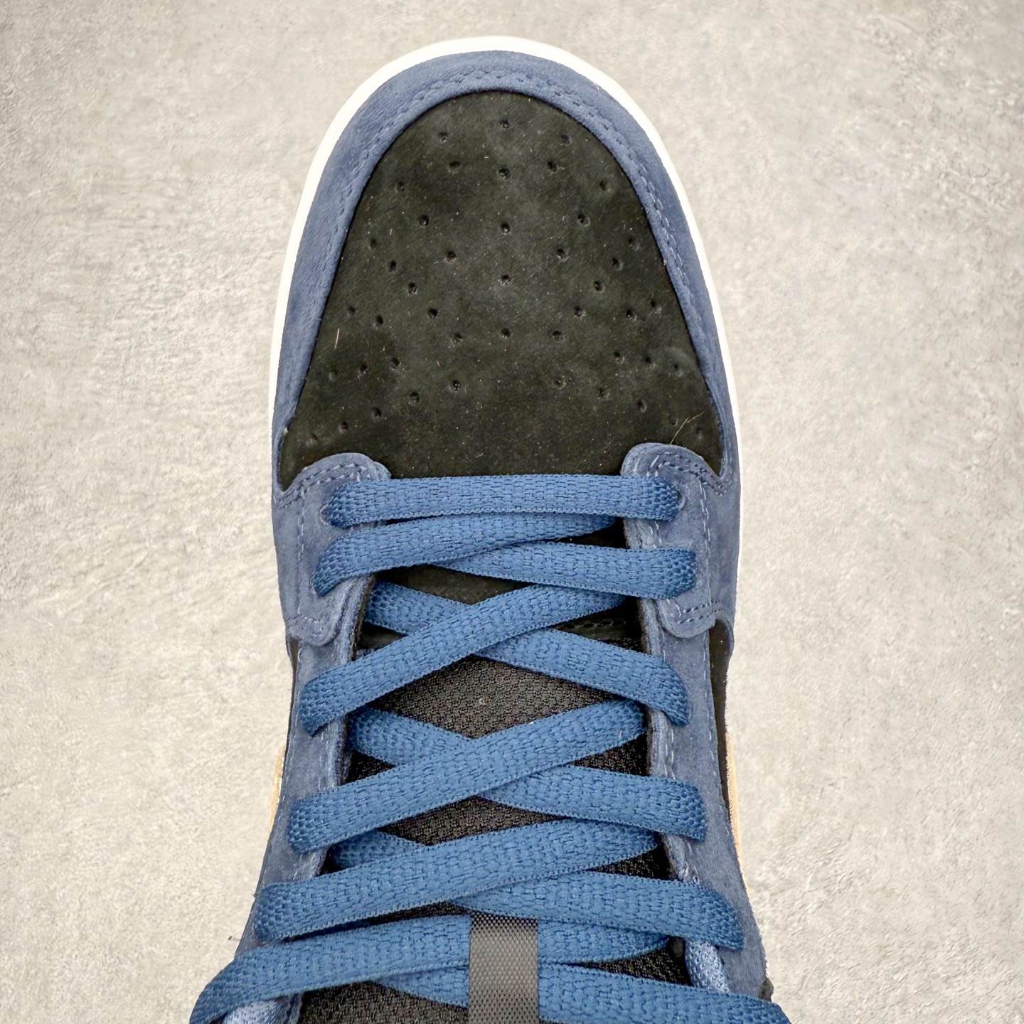 图片[4]-＃F版 NK SB Dunk Low HF3063-002 极限压缩利润空间 超乎所想的高性价比 用料绝不含糊 原盒原配 正确耐磨橡胶大底 超高清洁度 全鞋零毛边皮料切割 全套原楦原模倾力打造完美版型 尺码：36 36.5 37.5 38 38.5 39 40 40.5 41 42 42.5 43 44 44.5 45 46 47.5-选品中心