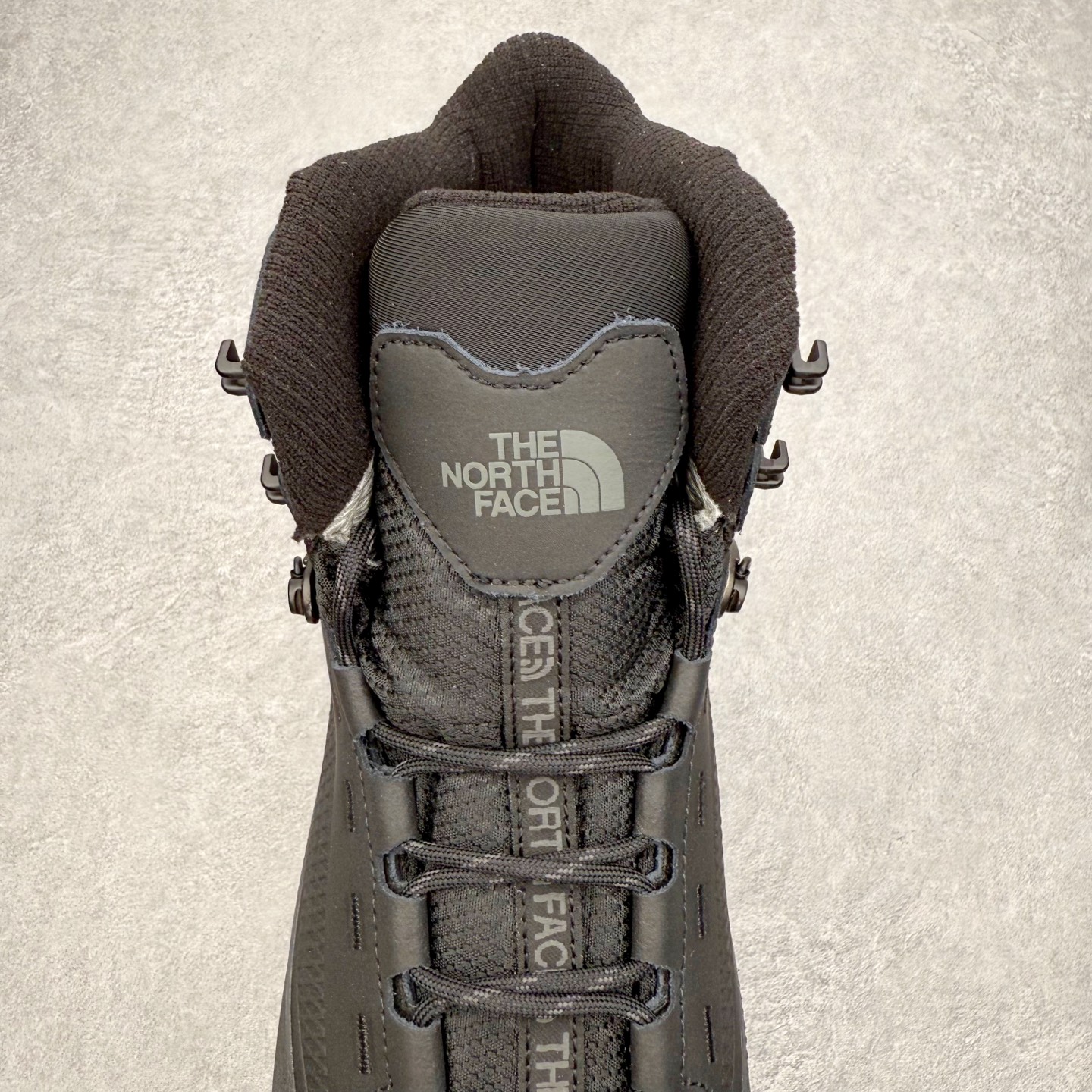 图片[5]-北面THE NORTH FACE Verto Alpine Mid GORE-TEX Boots 舒适百搭 减震耐磨 中帮 登山徒步鞋 The North Face自1966年创立，由两位热爱登山徒步的年轻登山者于美西旧金山开创，不断透过研发与创新，并且将最先进的技术结合在服装与鞋款设计，生产多种外型帅气且专业能力非常强的户外服饰，备受欢迎。户外版有许多相当专业的户外爱好者，非常关心像是越野跑、专业登山鞋等一系列的户外鞋款开箱，本次介绍比较不一样的休闲机能鞋，带来登山朋友爱用的户外品牌北面The North Face的休闲系列徒步鞋款介绍，希望能提供大家于生活与轻旅行的不同选择。此鞋并非归类在专业登山鞋家族中，而是以高性价比、适合日常训练作为主推卖点，对登山初学的朋友来说，这双鞋耐磨与耐穿程度更是入手的绝佳理由，但是对进阶登山者而言，此鞋可能无法战胜难度更高的徒步登山路线。脚感与登山靴的稳健非常不一样，也不是越野跑鞋的野性、更非慢跑鞋的敏捷，个人觉得此鞋足感非常独特，XtraFoam中底的泡沫材质非常柔软，即使没有鞋带系统辅助，但是EXTS外底抓地系统底纹够深，每一步都十分平稳。尺码：39 40 40.5 41 42 42.5 43 44 44.5 45-选品中心