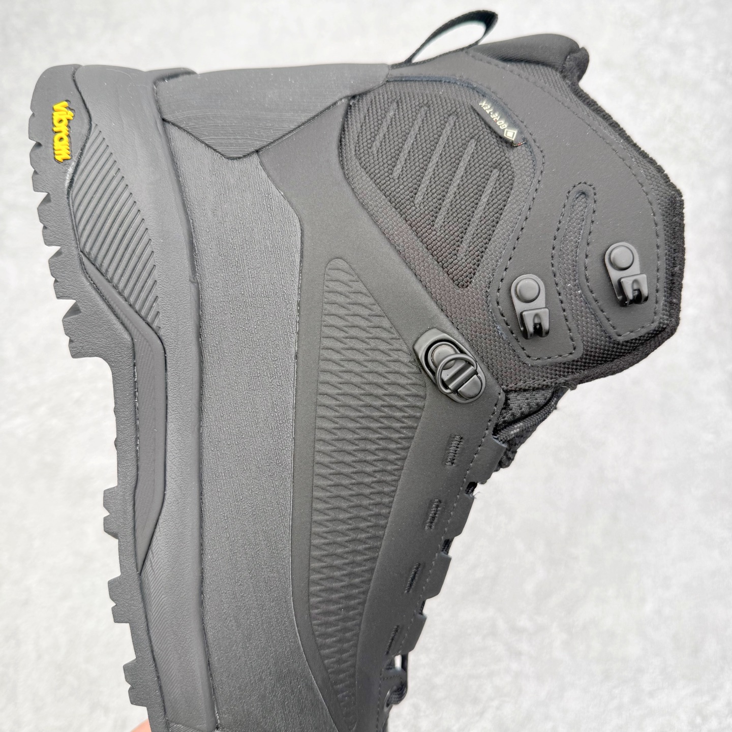 图片[6]-北面THE NORTH FACE Verto Alpine Mid GORE-TEX Boots 舒适百搭 减震耐磨 中帮 登山徒步鞋 The North Face自1966年创立，由两位热爱登山徒步的年轻登山者于美西旧金山开创，不断透过研发与创新，并且将最先进的技术结合在服装与鞋款设计，生产多种外型帅气且专业能力非常强的户外服饰，备受欢迎。户外版有许多相当专业的户外爱好者，非常关心像是越野跑、专业登山鞋等一系列的户外鞋款开箱，本次介绍比较不一样的休闲机能鞋，带来登山朋友爱用的户外品牌北面The North Face的休闲系列徒步鞋款介绍，希望能提供大家于生活与轻旅行的不同选择。此鞋并非归类在专业登山鞋家族中，而是以高性价比、适合日常训练作为主推卖点，对登山初学的朋友来说，这双鞋耐磨与耐穿程度更是入手的绝佳理由，但是对进阶登山者而言，此鞋可能无法战胜难度更高的徒步登山路线。脚感与登山靴的稳健非常不一样，也不是越野跑鞋的野性、更非慢跑鞋的敏捷，个人觉得此鞋足感非常独特，XtraFoam中底的泡沫材质非常柔软，即使没有鞋带系统辅助，但是EXTS外底抓地系统底纹够深，每一步都十分平稳。尺码：39 40 40.5 41 42 42.5 43 44 44.5 45-选品中心