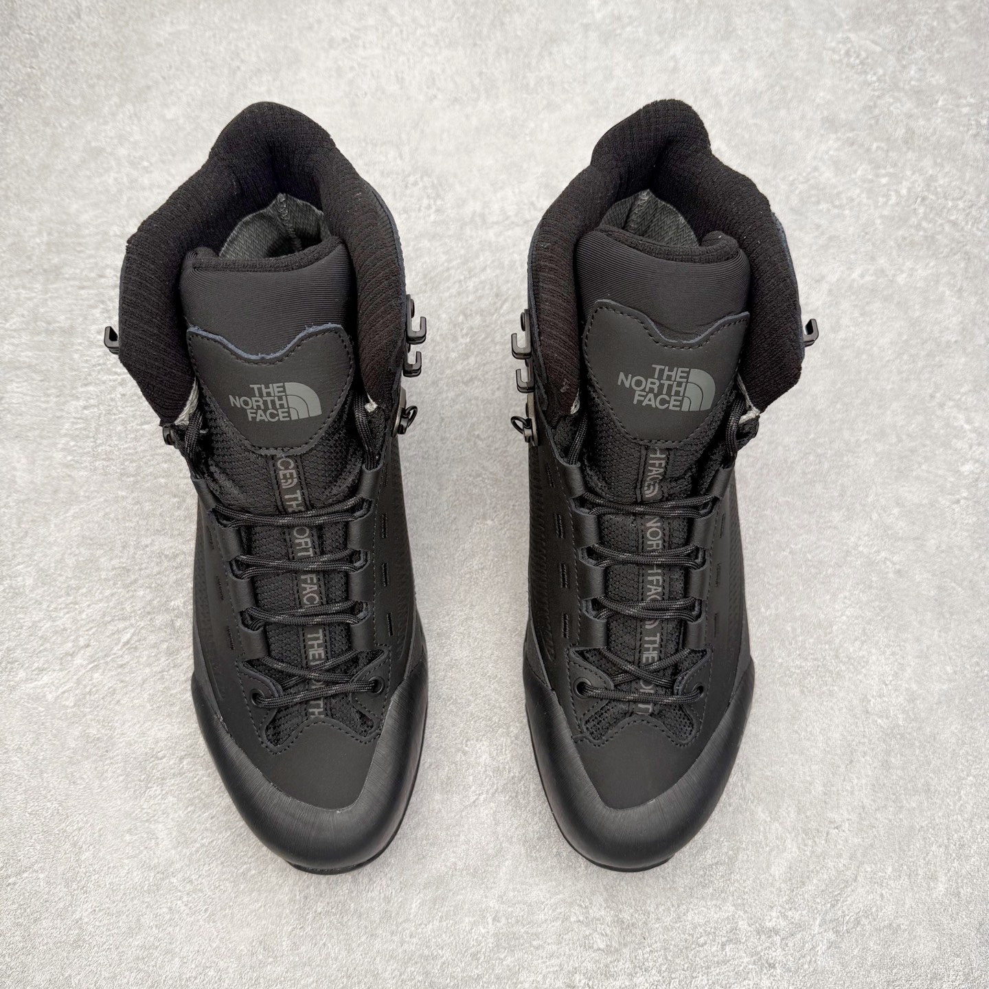 图片[2]-北面THE NORTH FACE Verto Alpine Mid GORE-TEX Boots 舒适百搭 减震耐磨 中帮 登山徒步鞋 The North Face自1966年创立，由两位热爱登山徒步的年轻登山者于美西旧金山开创，不断透过研发与创新，并且将最先进的技术结合在服装与鞋款设计，生产多种外型帅气且专业能力非常强的户外服饰，备受欢迎。户外版有许多相当专业的户外爱好者，非常关心像是越野跑、专业登山鞋等一系列的户外鞋款开箱，本次介绍比较不一样的休闲机能鞋，带来登山朋友爱用的户外品牌北面The North Face的休闲系列徒步鞋款介绍，希望能提供大家于生活与轻旅行的不同选择。此鞋并非归类在专业登山鞋家族中，而是以高性价比、适合日常训练作为主推卖点，对登山初学的朋友来说，这双鞋耐磨与耐穿程度更是入手的绝佳理由，但是对进阶登山者而言，此鞋可能无法战胜难度更高的徒步登山路线。脚感与登山靴的稳健非常不一样，也不是越野跑鞋的野性、更非慢跑鞋的敏捷，个人觉得此鞋足感非常独特，XtraFoam中底的泡沫材质非常柔软，即使没有鞋带系统辅助，但是EXTS外底抓地系统底纹够深，每一步都十分平稳。尺码：39 40 40.5 41 42 42.5 43 44 44.5 45-选品中心