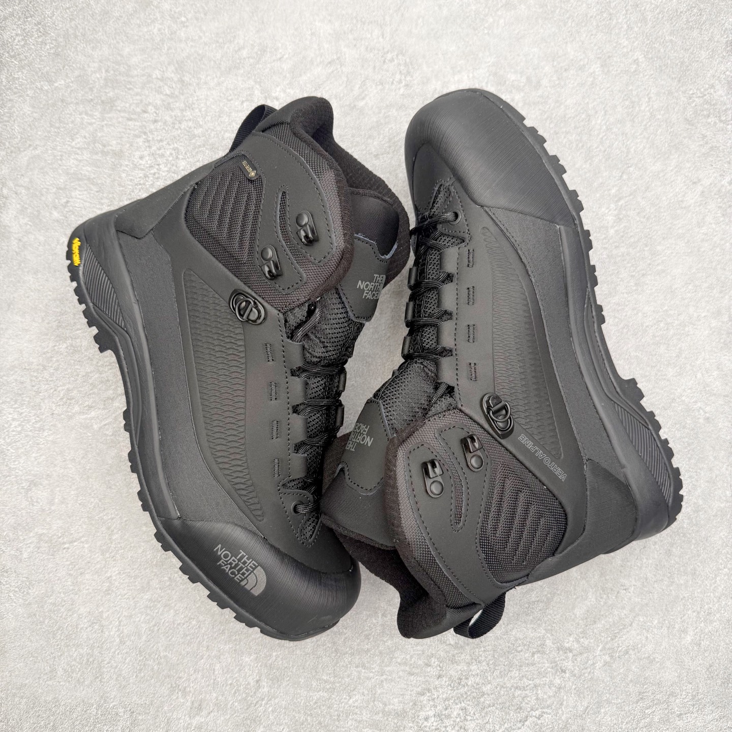 图片[3]-北面THE NORTH FACE Verto Alpine Mid GORE-TEX Boots 舒适百搭 减震耐磨 中帮 登山徒步鞋 The North Face自1966年创立，由两位热爱登山徒步的年轻登山者于美西旧金山开创，不断透过研发与创新，并且将最先进的技术结合在服装与鞋款设计，生产多种外型帅气且专业能力非常强的户外服饰，备受欢迎。户外版有许多相当专业的户外爱好者，非常关心像是越野跑、专业登山鞋等一系列的户外鞋款开箱，本次介绍比较不一样的休闲机能鞋，带来登山朋友爱用的户外品牌北面The North Face的休闲系列徒步鞋款介绍，希望能提供大家于生活与轻旅行的不同选择。此鞋并非归类在专业登山鞋家族中，而是以高性价比、适合日常训练作为主推卖点，对登山初学的朋友来说，这双鞋耐磨与耐穿程度更是入手的绝佳理由，但是对进阶登山者而言，此鞋可能无法战胜难度更高的徒步登山路线。脚感与登山靴的稳健非常不一样，也不是越野跑鞋的野性、更非慢跑鞋的敏捷，个人觉得此鞋足感非常独特，XtraFoam中底的泡沫材质非常柔软，即使没有鞋带系统辅助，但是EXTS外底抓地系统底纹够深，每一步都十分平稳。尺码：39 40 40.5 41 42 42.5 43 44 44.5 45-选品中心