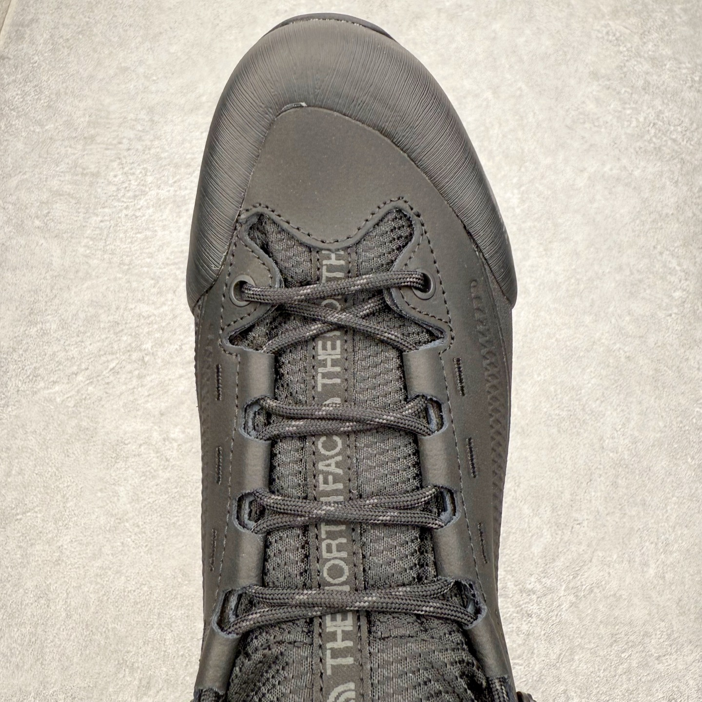 图片[4]-北面THE NORTH FACE Verto Alpine Mid GORE-TEX Boots 舒适百搭 减震耐磨 中帮 登山徒步鞋 The North Face自1966年创立，由两位热爱登山徒步的年轻登山者于美西旧金山开创，不断透过研发与创新，并且将最先进的技术结合在服装与鞋款设计，生产多种外型帅气且专业能力非常强的户外服饰，备受欢迎。户外版有许多相当专业的户外爱好者，非常关心像是越野跑、专业登山鞋等一系列的户外鞋款开箱，本次介绍比较不一样的休闲机能鞋，带来登山朋友爱用的户外品牌北面The North Face的休闲系列徒步鞋款介绍，希望能提供大家于生活与轻旅行的不同选择。此鞋并非归类在专业登山鞋家族中，而是以高性价比、适合日常训练作为主推卖点，对登山初学的朋友来说，这双鞋耐磨与耐穿程度更是入手的绝佳理由，但是对进阶登山者而言，此鞋可能无法战胜难度更高的徒步登山路线。脚感与登山靴的稳健非常不一样，也不是越野跑鞋的野性、更非慢跑鞋的敏捷，个人觉得此鞋足感非常独特，XtraFoam中底的泡沫材质非常柔软，即使没有鞋带系统辅助，但是EXTS外底抓地系统底纹够深，每一步都十分平稳。尺码：39 40 40.5 41 42 42.5 43 44 44.5 45-选品中心