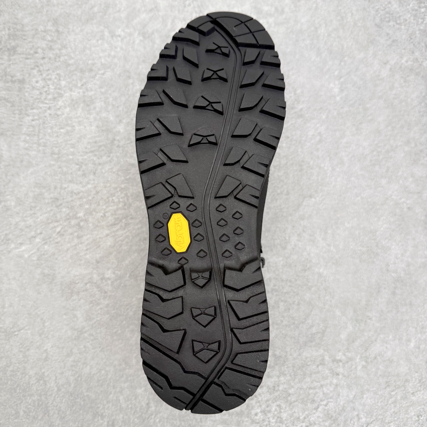 图片[9]-北面THE NORTH FACE Verto Alpine Mid GORE-TEX Boots 舒适百搭 减震耐磨 中帮 登山徒步鞋 The North Face自1966年创立，由两位热爱登山徒步的年轻登山者于美西旧金山开创，不断透过研发与创新，并且将最先进的技术结合在服装与鞋款设计，生产多种外型帅气且专业能力非常强的户外服饰，备受欢迎。户外版有许多相当专业的户外爱好者，非常关心像是越野跑、专业登山鞋等一系列的户外鞋款开箱，本次介绍比较不一样的休闲机能鞋，带来登山朋友爱用的户外品牌北面The North Face的休闲系列徒步鞋款介绍，希望能提供大家于生活与轻旅行的不同选择。此鞋并非归类在专业登山鞋家族中，而是以高性价比、适合日常训练作为主推卖点，对登山初学的朋友来说，这双鞋耐磨与耐穿程度更是入手的绝佳理由，但是对进阶登山者而言，此鞋可能无法战胜难度更高的徒步登山路线。脚感与登山靴的稳健非常不一样，也不是越野跑鞋的野性、更非慢跑鞋的敏捷，个人觉得此鞋足感非常独特，XtraFoam中底的泡沫材质非常柔软，即使没有鞋带系统辅助，但是EXTS外底抓地系统底纹够深，每一步都十分平稳。尺码：39 40 40.5 41 42 42.5 43 44 44.5 45-选品中心