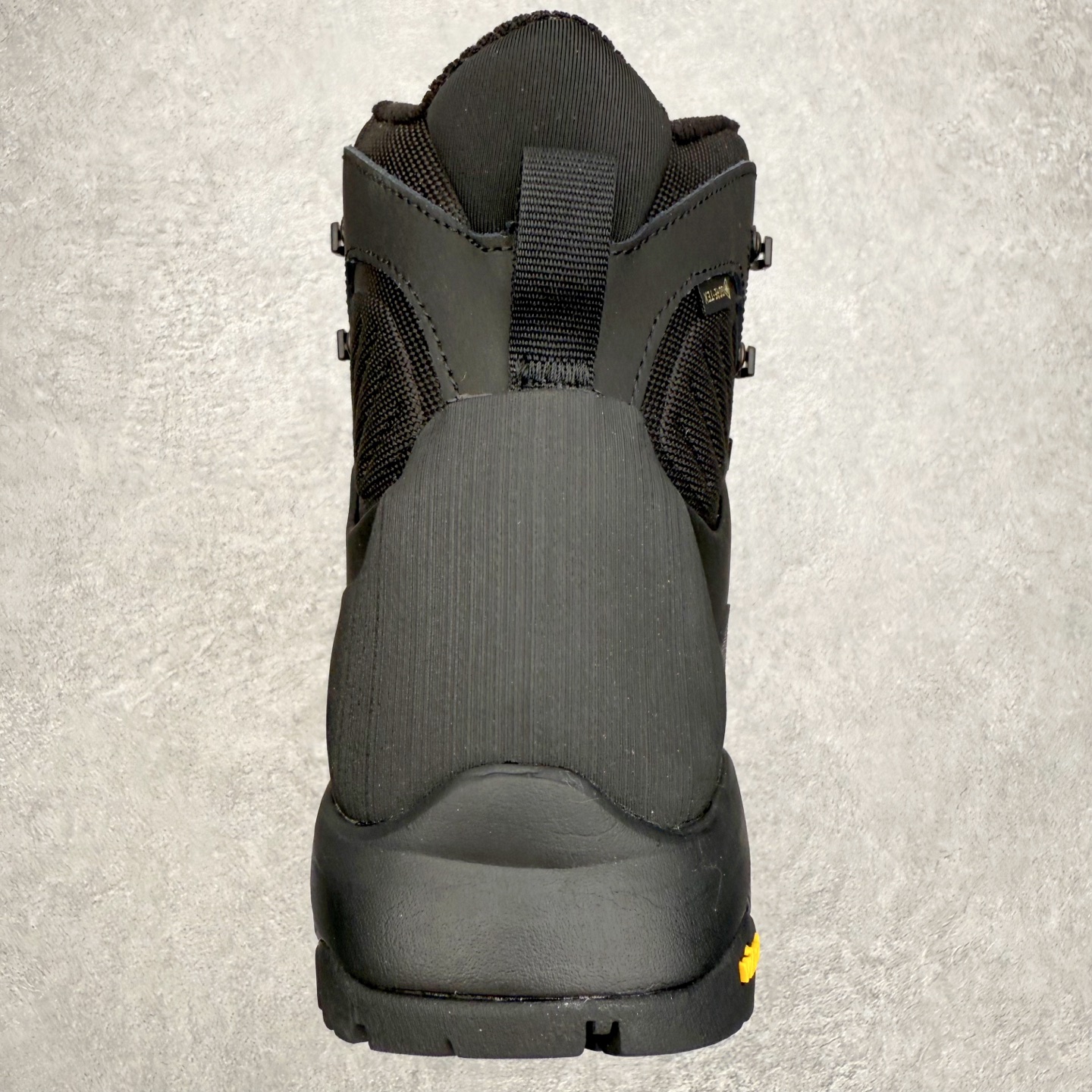 图片[8]-北面THE NORTH FACE Verto Alpine Mid GORE-TEX Boots 舒适百搭 减震耐磨 中帮 登山徒步鞋 The North Face自1966年创立，由两位热爱登山徒步的年轻登山者于美西旧金山开创，不断透过研发与创新，并且将最先进的技术结合在服装与鞋款设计，生产多种外型帅气且专业能力非常强的户外服饰，备受欢迎。户外版有许多相当专业的户外爱好者，非常关心像是越野跑、专业登山鞋等一系列的户外鞋款开箱，本次介绍比较不一样的休闲机能鞋，带来登山朋友爱用的户外品牌北面The North Face的休闲系列徒步鞋款介绍，希望能提供大家于生活与轻旅行的不同选择。此鞋并非归类在专业登山鞋家族中，而是以高性价比、适合日常训练作为主推卖点，对登山初学的朋友来说，这双鞋耐磨与耐穿程度更是入手的绝佳理由，但是对进阶登山者而言，此鞋可能无法战胜难度更高的徒步登山路线。脚感与登山靴的稳健非常不一样，也不是越野跑鞋的野性、更非慢跑鞋的敏捷，个人觉得此鞋足感非常独特，XtraFoam中底的泡沫材质非常柔软，即使没有鞋带系统辅助，但是EXTS外底抓地系统底纹够深，每一步都十分平稳。尺码：39 40 40.5 41 42 42.5 43 44 44.5 45-选品中心