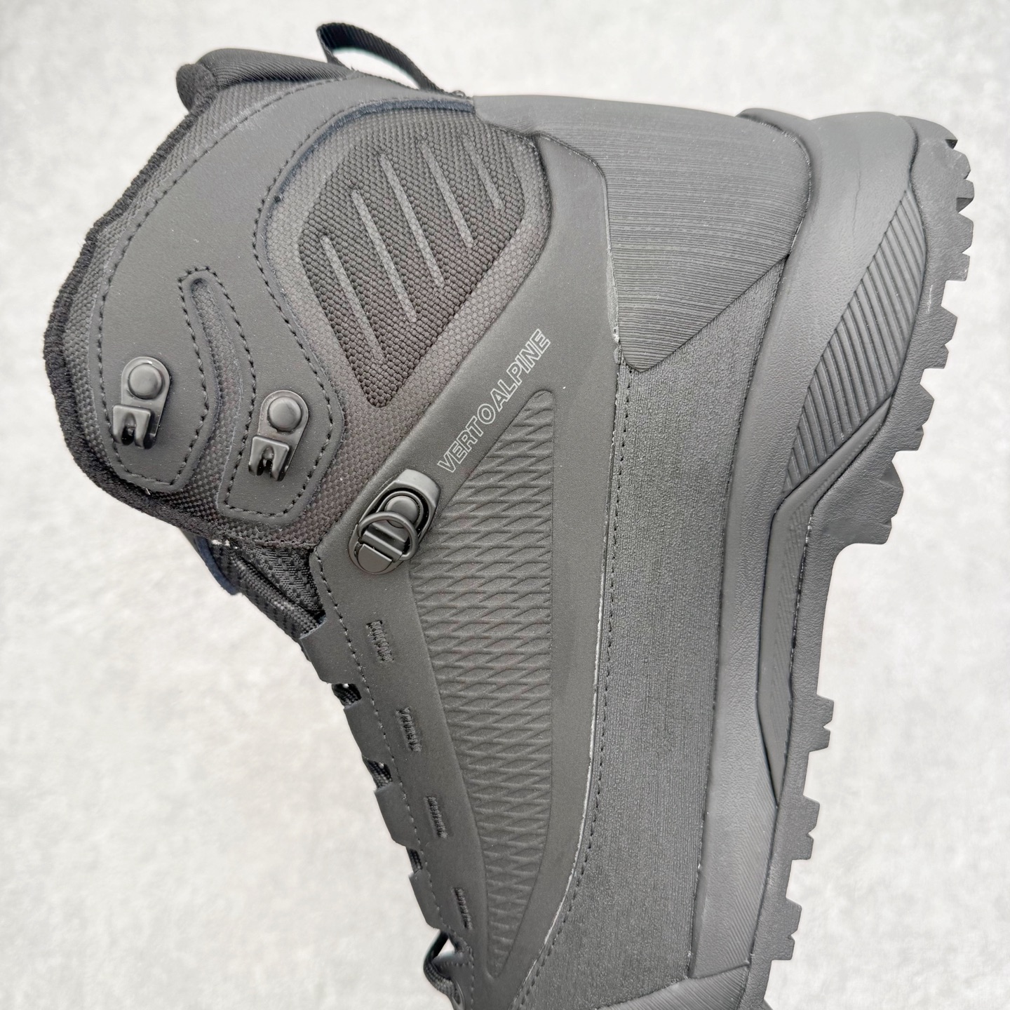 图片[7]-北面THE NORTH FACE Verto Alpine Mid GORE-TEX Boots 舒适百搭 减震耐磨 中帮 登山徒步鞋 The North Face自1966年创立，由两位热爱登山徒步的年轻登山者于美西旧金山开创，不断透过研发与创新，并且将最先进的技术结合在服装与鞋款设计，生产多种外型帅气且专业能力非常强的户外服饰，备受欢迎。户外版有许多相当专业的户外爱好者，非常关心像是越野跑、专业登山鞋等一系列的户外鞋款开箱，本次介绍比较不一样的休闲机能鞋，带来登山朋友爱用的户外品牌北面The North Face的休闲系列徒步鞋款介绍，希望能提供大家于生活与轻旅行的不同选择。此鞋并非归类在专业登山鞋家族中，而是以高性价比、适合日常训练作为主推卖点，对登山初学的朋友来说，这双鞋耐磨与耐穿程度更是入手的绝佳理由，但是对进阶登山者而言，此鞋可能无法战胜难度更高的徒步登山路线。脚感与登山靴的稳健非常不一样，也不是越野跑鞋的野性、更非慢跑鞋的敏捷，个人觉得此鞋足感非常独特，XtraFoam中底的泡沫材质非常柔软，即使没有鞋带系统辅助，但是EXTS外底抓地系统底纹够深，每一步都十分平稳。尺码：39 40 40.5 41 42 42.5 43 44 44.5 45-选品中心