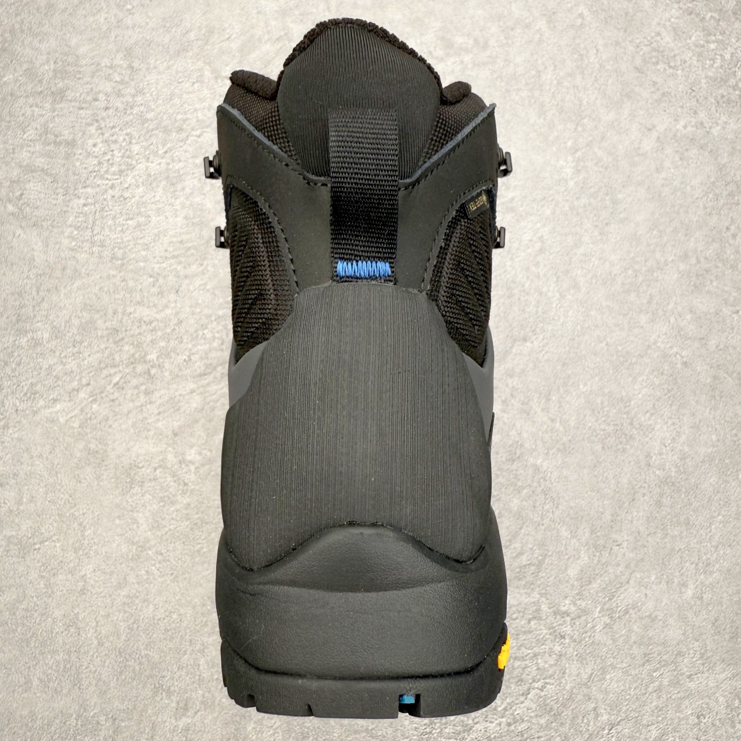 图片[8]-北面THE NORTH FACE Verto Alpine Mid GORE-TEX Boots 舒适百搭 减震耐磨 中帮 登山徒步鞋 The North Face自1966年创立，由两位热爱登山徒步的年轻登山者于美西旧金山开创，不断透过研发与创新，并且将最先进的技术结合在服装与鞋款设计，生产多种外型帅气且专业能力非常强的户外服饰，备受欢迎。户外版有许多相当专业的户外爱好者，非常关心像是越野跑、专业登山鞋等一系列的户外鞋款开箱，本次介绍比较不一样的休闲机能鞋，带来登山朋友爱用的户外品牌北面The North Face的休闲系列徒步鞋款介绍，希望能提供大家于生活与轻旅行的不同选择。此鞋并非归类在专业登山鞋家族中，而是以高性价比、适合日常训练作为主推卖点，对登山初学的朋友来说，这双鞋耐磨与耐穿程度更是入手的绝佳理由，但是对进阶登山者而言，此鞋可能无法战胜难度更高的徒步登山路线。脚感与登山靴的稳健非常不一样，也不是越野跑鞋的野性、更非慢跑鞋的敏捷，个人觉得此鞋足感非常独特，XtraFoam中底的泡沫材质非常柔软，即使没有鞋带系统辅助，但是EXTS外底抓地系统底纹够深，每一步都十分平稳。尺码：39 40 40.5 41 42 42.5 43 44 44.5 45-选品中心