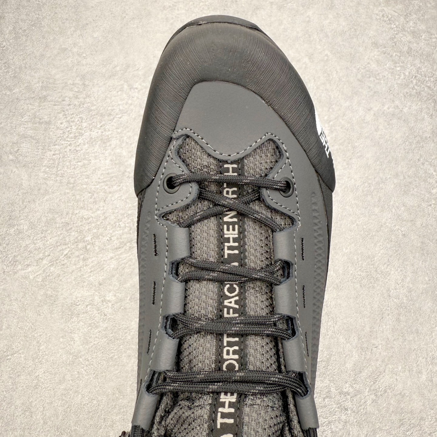 图片[4]-北面THE NORTH FACE Verto Alpine Mid GORE-TEX Boots 舒适百搭 减震耐磨 中帮 登山徒步鞋 The North Face自1966年创立，由两位热爱登山徒步的年轻登山者于美西旧金山开创，不断透过研发与创新，并且将最先进的技术结合在服装与鞋款设计，生产多种外型帅气且专业能力非常强的户外服饰，备受欢迎。户外版有许多相当专业的户外爱好者，非常关心像是越野跑、专业登山鞋等一系列的户外鞋款开箱，本次介绍比较不一样的休闲机能鞋，带来登山朋友爱用的户外品牌北面The North Face的休闲系列徒步鞋款介绍，希望能提供大家于生活与轻旅行的不同选择。此鞋并非归类在专业登山鞋家族中，而是以高性价比、适合日常训练作为主推卖点，对登山初学的朋友来说，这双鞋耐磨与耐穿程度更是入手的绝佳理由，但是对进阶登山者而言，此鞋可能无法战胜难度更高的徒步登山路线。脚感与登山靴的稳健非常不一样，也不是越野跑鞋的野性、更非慢跑鞋的敏捷，个人觉得此鞋足感非常独特，XtraFoam中底的泡沫材质非常柔软，即使没有鞋带系统辅助，但是EXTS外底抓地系统底纹够深，每一步都十分平稳。尺码：39 40 40.5 41 42 42.5 43 44 44.5 45-选品中心