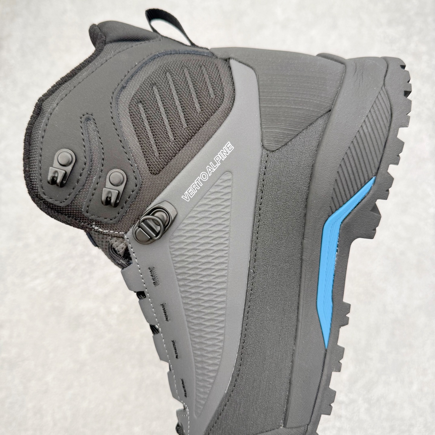 图片[7]-北面THE NORTH FACE Verto Alpine Mid GORE-TEX Boots 舒适百搭 减震耐磨 中帮 登山徒步鞋 The North Face自1966年创立，由两位热爱登山徒步的年轻登山者于美西旧金山开创，不断透过研发与创新，并且将最先进的技术结合在服装与鞋款设计，生产多种外型帅气且专业能力非常强的户外服饰，备受欢迎。户外版有许多相当专业的户外爱好者，非常关心像是越野跑、专业登山鞋等一系列的户外鞋款开箱，本次介绍比较不一样的休闲机能鞋，带来登山朋友爱用的户外品牌北面The North Face的休闲系列徒步鞋款介绍，希望能提供大家于生活与轻旅行的不同选择。此鞋并非归类在专业登山鞋家族中，而是以高性价比、适合日常训练作为主推卖点，对登山初学的朋友来说，这双鞋耐磨与耐穿程度更是入手的绝佳理由，但是对进阶登山者而言，此鞋可能无法战胜难度更高的徒步登山路线。脚感与登山靴的稳健非常不一样，也不是越野跑鞋的野性、更非慢跑鞋的敏捷，个人觉得此鞋足感非常独特，XtraFoam中底的泡沫材质非常柔软，即使没有鞋带系统辅助，但是EXTS外底抓地系统底纹够深，每一步都十分平稳。尺码：39 40 40.5 41 42 42.5 43 44 44.5 45-选品中心
