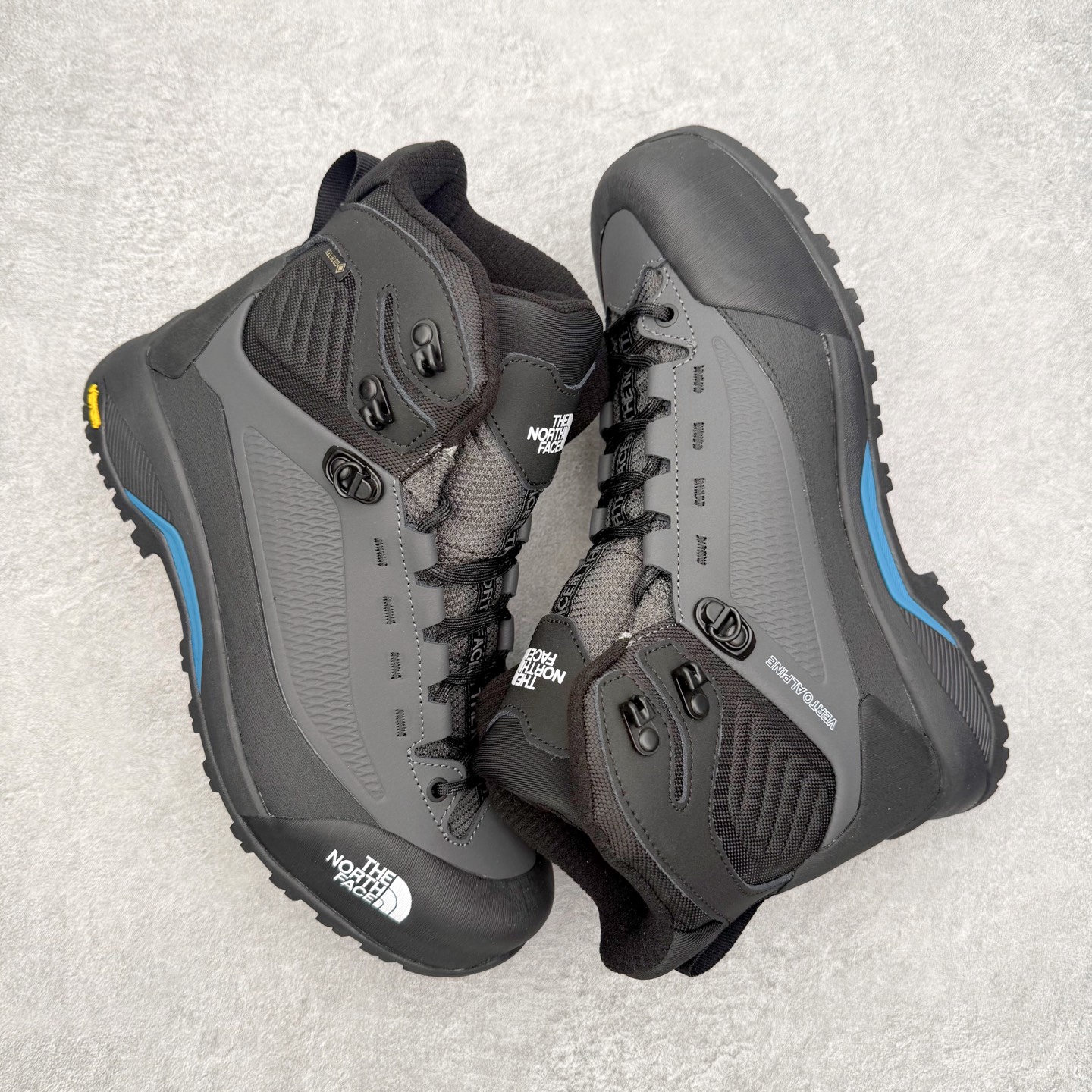 图片[3]-北面THE NORTH FACE Verto Alpine Mid GORE-TEX Boots 舒适百搭 减震耐磨 中帮 登山徒步鞋 The North Face自1966年创立，由两位热爱登山徒步的年轻登山者于美西旧金山开创，不断透过研发与创新，并且将最先进的技术结合在服装与鞋款设计，生产多种外型帅气且专业能力非常强的户外服饰，备受欢迎。户外版有许多相当专业的户外爱好者，非常关心像是越野跑、专业登山鞋等一系列的户外鞋款开箱，本次介绍比较不一样的休闲机能鞋，带来登山朋友爱用的户外品牌北面The North Face的休闲系列徒步鞋款介绍，希望能提供大家于生活与轻旅行的不同选择。此鞋并非归类在专业登山鞋家族中，而是以高性价比、适合日常训练作为主推卖点，对登山初学的朋友来说，这双鞋耐磨与耐穿程度更是入手的绝佳理由，但是对进阶登山者而言，此鞋可能无法战胜难度更高的徒步登山路线。脚感与登山靴的稳健非常不一样，也不是越野跑鞋的野性、更非慢跑鞋的敏捷，个人觉得此鞋足感非常独特，XtraFoam中底的泡沫材质非常柔软，即使没有鞋带系统辅助，但是EXTS外底抓地系统底纹够深，每一步都十分平稳。尺码：39 40 40.5 41 42 42.5 43 44 44.5 45-选品中心