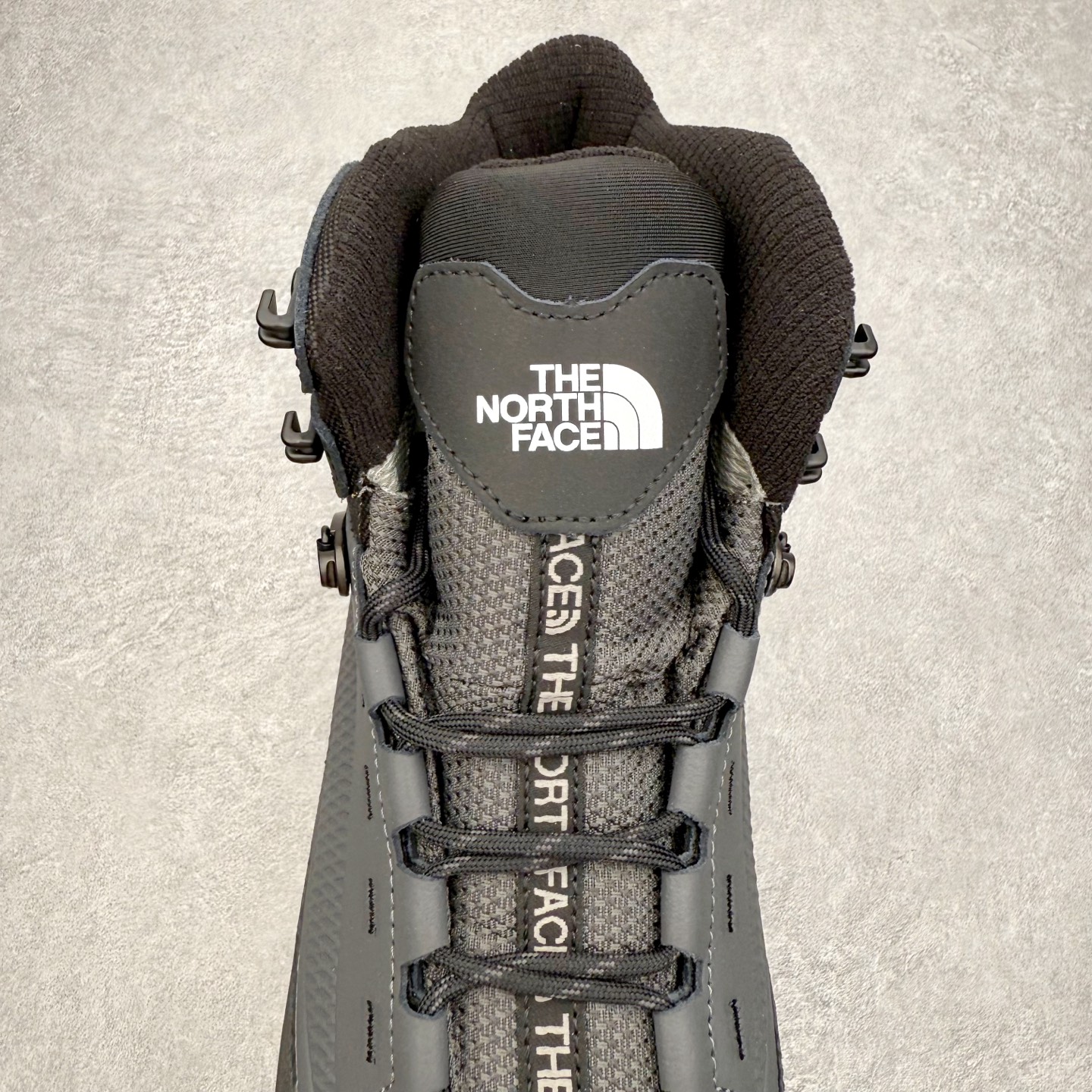 图片[5]-北面THE NORTH FACE Verto Alpine Mid GORE-TEX Boots 舒适百搭 减震耐磨 中帮 登山徒步鞋 The North Face自1966年创立，由两位热爱登山徒步的年轻登山者于美西旧金山开创，不断透过研发与创新，并且将最先进的技术结合在服装与鞋款设计，生产多种外型帅气且专业能力非常强的户外服饰，备受欢迎。户外版有许多相当专业的户外爱好者，非常关心像是越野跑、专业登山鞋等一系列的户外鞋款开箱，本次介绍比较不一样的休闲机能鞋，带来登山朋友爱用的户外品牌北面The North Face的休闲系列徒步鞋款介绍，希望能提供大家于生活与轻旅行的不同选择。此鞋并非归类在专业登山鞋家族中，而是以高性价比、适合日常训练作为主推卖点，对登山初学的朋友来说，这双鞋耐磨与耐穿程度更是入手的绝佳理由，但是对进阶登山者而言，此鞋可能无法战胜难度更高的徒步登山路线。脚感与登山靴的稳健非常不一样，也不是越野跑鞋的野性、更非慢跑鞋的敏捷，个人觉得此鞋足感非常独特，XtraFoam中底的泡沫材质非常柔软，即使没有鞋带系统辅助，但是EXTS外底抓地系统底纹够深，每一步都十分平稳。尺码：39 40 40.5 41 42 42.5 43 44 44.5 45-选品中心