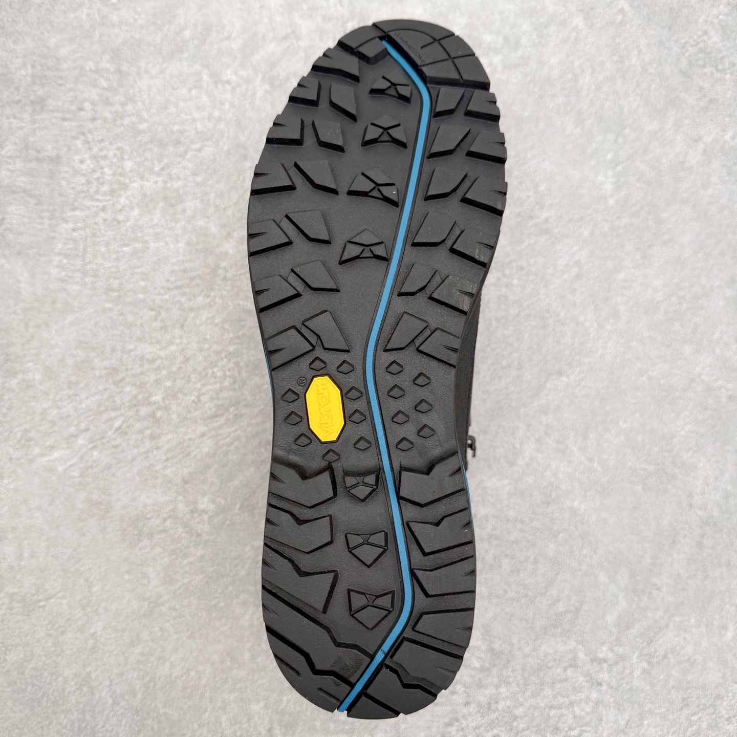 图片[9]-北面THE NORTH FACE Verto Alpine Mid GORE-TEX Boots 舒适百搭 减震耐磨 中帮 登山徒步鞋 The North Face自1966年创立，由两位热爱登山徒步的年轻登山者于美西旧金山开创，不断透过研发与创新，并且将最先进的技术结合在服装与鞋款设计，生产多种外型帅气且专业能力非常强的户外服饰，备受欢迎。户外版有许多相当专业的户外爱好者，非常关心像是越野跑、专业登山鞋等一系列的户外鞋款开箱，本次介绍比较不一样的休闲机能鞋，带来登山朋友爱用的户外品牌北面The North Face的休闲系列徒步鞋款介绍，希望能提供大家于生活与轻旅行的不同选择。此鞋并非归类在专业登山鞋家族中，而是以高性价比、适合日常训练作为主推卖点，对登山初学的朋友来说，这双鞋耐磨与耐穿程度更是入手的绝佳理由，但是对进阶登山者而言，此鞋可能无法战胜难度更高的徒步登山路线。脚感与登山靴的稳健非常不一样，也不是越野跑鞋的野性、更非慢跑鞋的敏捷，个人觉得此鞋足感非常独特，XtraFoam中底的泡沫材质非常柔软，即使没有鞋带系统辅助，但是EXTS外底抓地系统底纹够深，每一步都十分平稳。尺码：39 40 40.5 41 42 42.5 43 44 44.5 45-选品中心