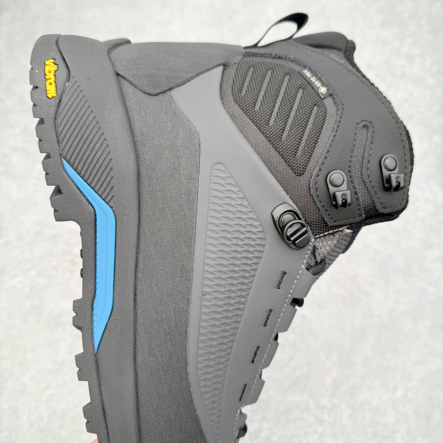 图片[6]-北面THE NORTH FACE Verto Alpine Mid GORE-TEX Boots 舒适百搭 减震耐磨 中帮 登山徒步鞋 The North Face自1966年创立，由两位热爱登山徒步的年轻登山者于美西旧金山开创，不断透过研发与创新，并且将最先进的技术结合在服装与鞋款设计，生产多种外型帅气且专业能力非常强的户外服饰，备受欢迎。户外版有许多相当专业的户外爱好者，非常关心像是越野跑、专业登山鞋等一系列的户外鞋款开箱，本次介绍比较不一样的休闲机能鞋，带来登山朋友爱用的户外品牌北面The North Face的休闲系列徒步鞋款介绍，希望能提供大家于生活与轻旅行的不同选择。此鞋并非归类在专业登山鞋家族中，而是以高性价比、适合日常训练作为主推卖点，对登山初学的朋友来说，这双鞋耐磨与耐穿程度更是入手的绝佳理由，但是对进阶登山者而言，此鞋可能无法战胜难度更高的徒步登山路线。脚感与登山靴的稳健非常不一样，也不是越野跑鞋的野性、更非慢跑鞋的敏捷，个人觉得此鞋足感非常独特，XtraFoam中底的泡沫材质非常柔软，即使没有鞋带系统辅助，但是EXTS外底抓地系统底纹够深，每一步都十分平稳。尺码：39 40 40.5 41 42 42.5 43 44 44.5 45-选品中心