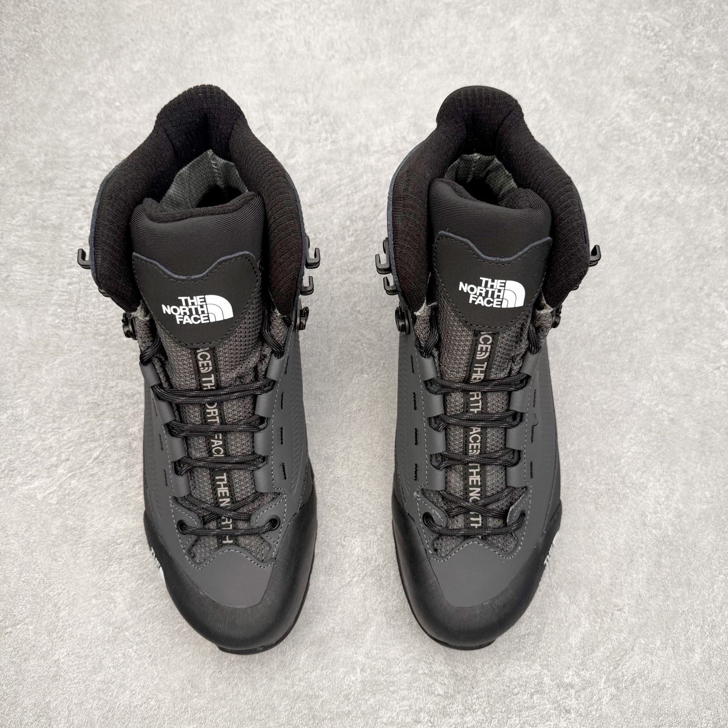 图片[2]-北面THE NORTH FACE Verto Alpine Mid GORE-TEX Boots 舒适百搭 减震耐磨 中帮 登山徒步鞋 The North Face自1966年创立，由两位热爱登山徒步的年轻登山者于美西旧金山开创，不断透过研发与创新，并且将最先进的技术结合在服装与鞋款设计，生产多种外型帅气且专业能力非常强的户外服饰，备受欢迎。户外版有许多相当专业的户外爱好者，非常关心像是越野跑、专业登山鞋等一系列的户外鞋款开箱，本次介绍比较不一样的休闲机能鞋，带来登山朋友爱用的户外品牌北面The North Face的休闲系列徒步鞋款介绍，希望能提供大家于生活与轻旅行的不同选择。此鞋并非归类在专业登山鞋家族中，而是以高性价比、适合日常训练作为主推卖点，对登山初学的朋友来说，这双鞋耐磨与耐穿程度更是入手的绝佳理由，但是对进阶登山者而言，此鞋可能无法战胜难度更高的徒步登山路线。脚感与登山靴的稳健非常不一样，也不是越野跑鞋的野性、更非慢跑鞋的敏捷，个人觉得此鞋足感非常独特，XtraFoam中底的泡沫材质非常柔软，即使没有鞋带系统辅助，但是EXTS外底抓地系统底纹够深，每一步都十分平稳。尺码：39 40 40.5 41 42 42.5 43 44 44.5 45-选品中心