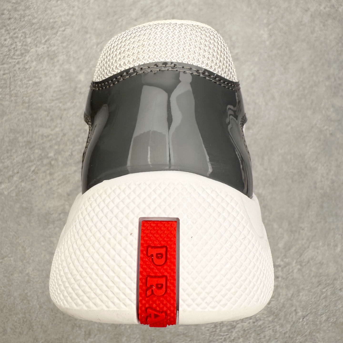 图片[8]-Prada America\’s Cup 普拉达 运动鞋经过重新设计 全新面料和颜色为它注入新的当代精神 这款航海风系带运动鞋 最初在上世纪90年代为LunaRossa船员设计 现在以彩色橡胶和Bike织物重新演绎 Prada LineaRossa徽标彰显经典态度 尺码：36 37 38 39 40 41 42 43 44 45 46 47-选品中心