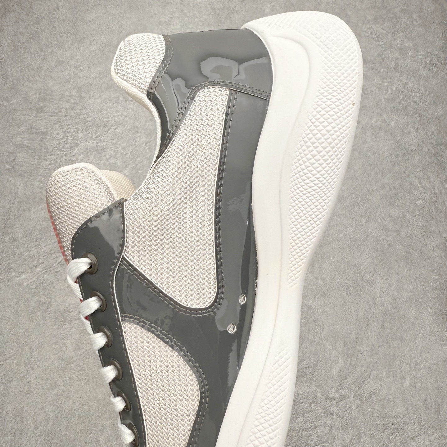 图片[7]-Prada America\’s Cup 普拉达 运动鞋经过重新设计 全新面料和颜色为它注入新的当代精神 这款航海风系带运动鞋 最初在上世纪90年代为LunaRossa船员设计 现在以彩色橡胶和Bike织物重新演绎 Prada LineaRossa徽标彰显经典态度 尺码：36 37 38 39 40 41 42 43 44 45 46 47-选品中心