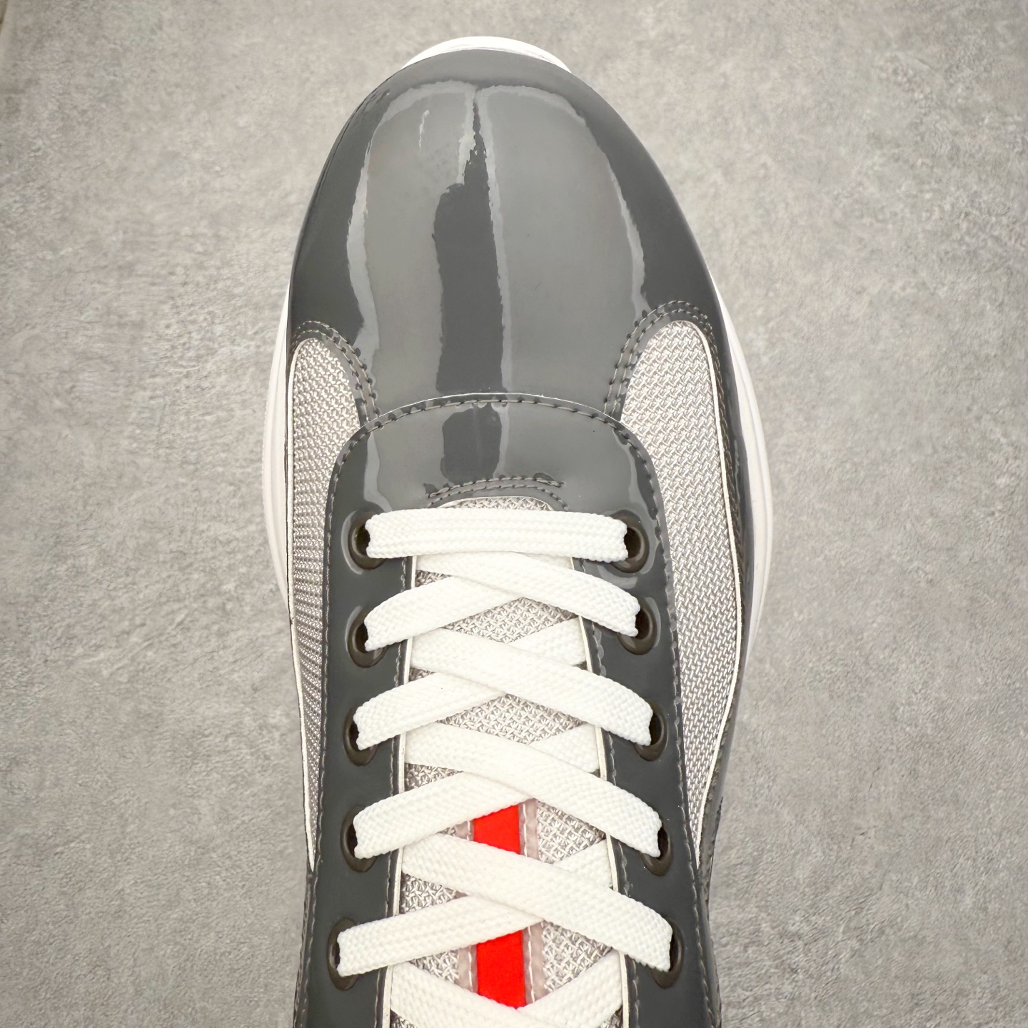 图片[4]-Prada America\’s Cup 普拉达 运动鞋经过重新设计 全新面料和颜色为它注入新的当代精神 这款航海风系带运动鞋 最初在上世纪90年代为LunaRossa船员设计 现在以彩色橡胶和Bike织物重新演绎 Prada LineaRossa徽标彰显经典态度 尺码：36 37 38 39 40 41 42 43 44 45 46 47-选品中心