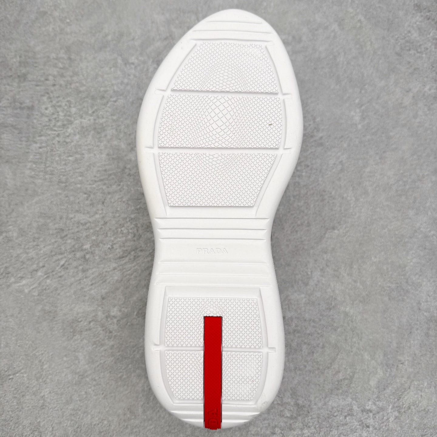 图片[9]-Prada America\’s Cup 普拉达 运动鞋经过重新设计 全新面料和颜色为它注入新的当代精神 这款航海风系带运动鞋 最初在上世纪90年代为LunaRossa船员设计 现在以彩色橡胶和Bike织物重新演绎 Prada LineaRossa徽标彰显经典态度 尺码：36 37 38 39 40 41 42 43 44 45 46 47-选品中心