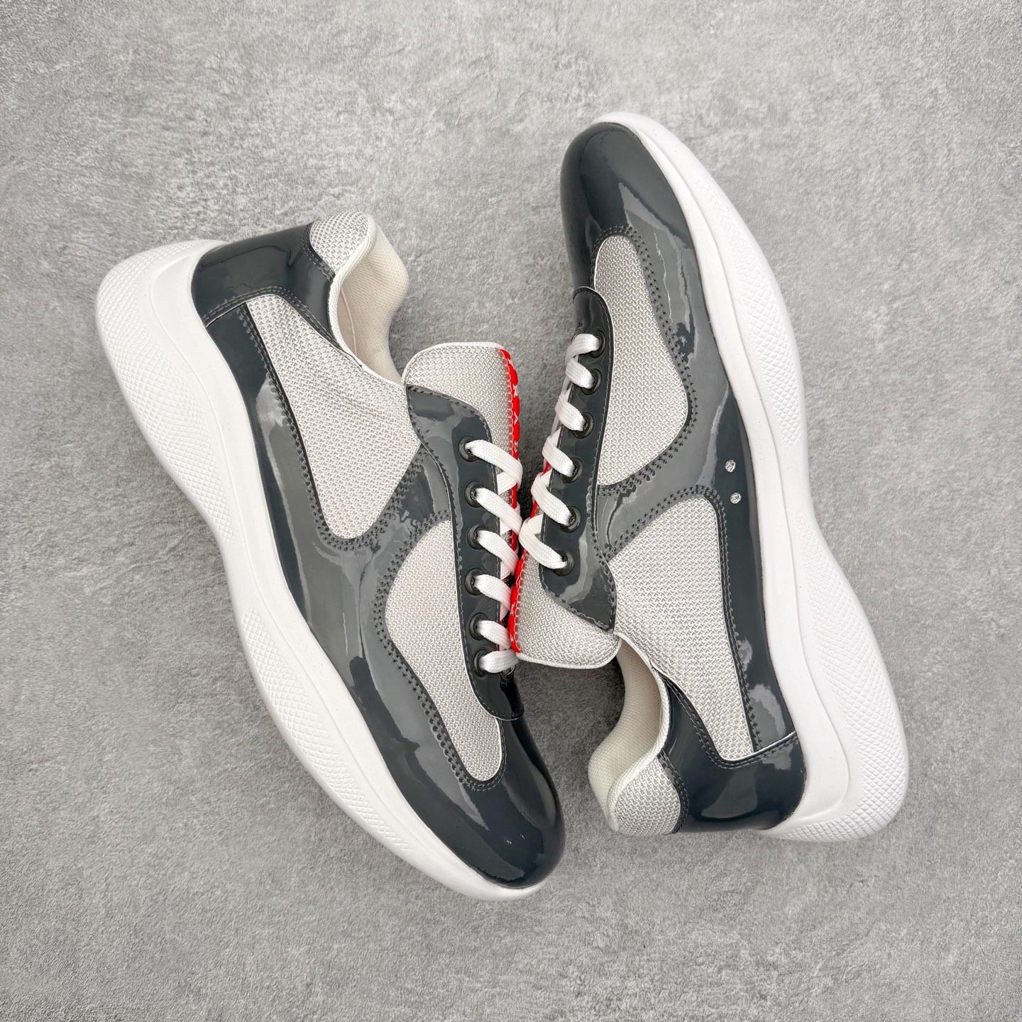 图片[3]-Prada America\’s Cup 普拉达 运动鞋经过重新设计 全新面料和颜色为它注入新的当代精神 这款航海风系带运动鞋 最初在上世纪90年代为LunaRossa船员设计 现在以彩色橡胶和Bike织物重新演绎 Prada LineaRossa徽标彰显经典态度 尺码：36 37 38 39 40 41 42 43 44 45 46 47-选品中心