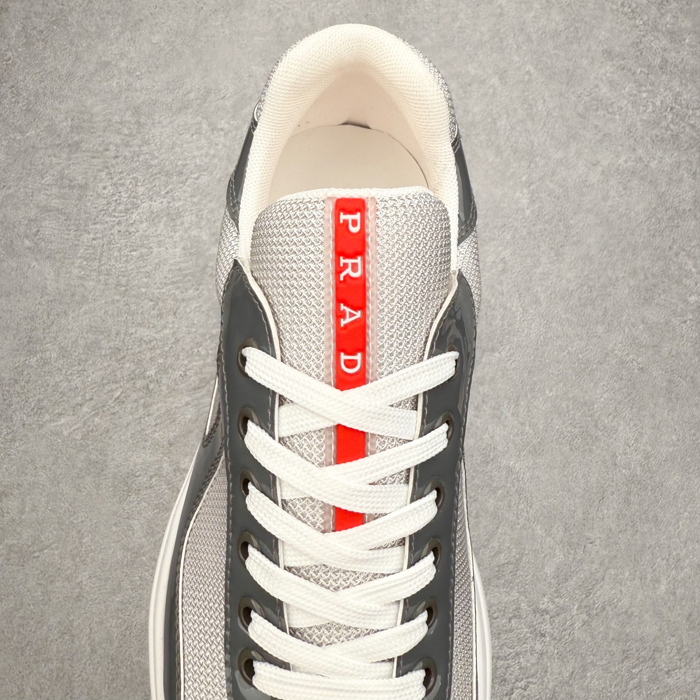 图片[5]-Prada America\’s Cup 普拉达 运动鞋经过重新设计 全新面料和颜色为它注入新的当代精神 这款航海风系带运动鞋 最初在上世纪90年代为LunaRossa船员设计 现在以彩色橡胶和Bike织物重新演绎 Prada LineaRossa徽标彰显经典态度 尺码：36 37 38 39 40 41 42 43 44 45 46 47-选品中心