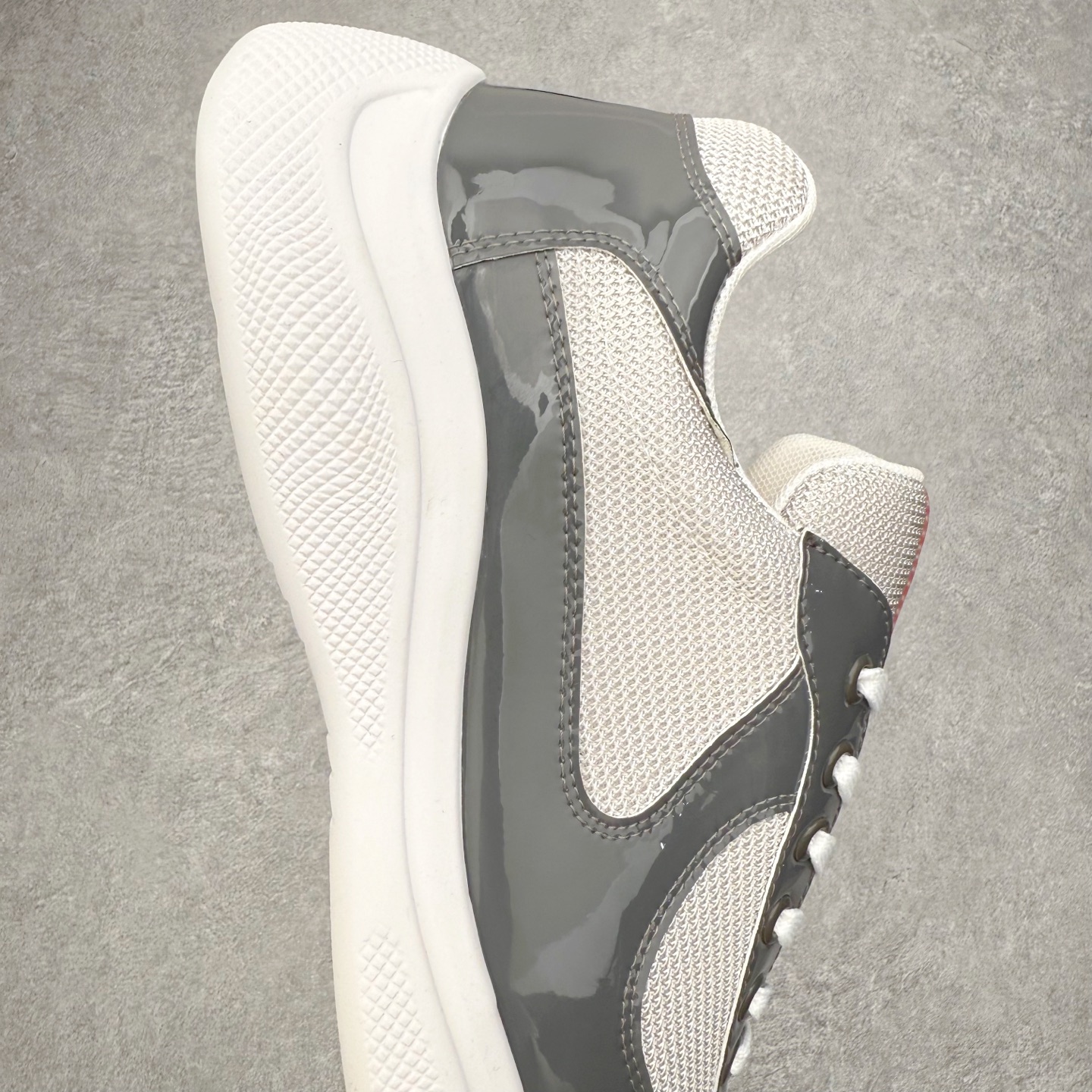 图片[6]-Prada America\’s Cup 普拉达 运动鞋经过重新设计 全新面料和颜色为它注入新的当代精神 这款航海风系带运动鞋 最初在上世纪90年代为LunaRossa船员设计 现在以彩色橡胶和Bike织物重新演绎 Prada LineaRossa徽标彰显经典态度 尺码：36 37 38 39 40 41 42 43 44 45 46 47-选品中心