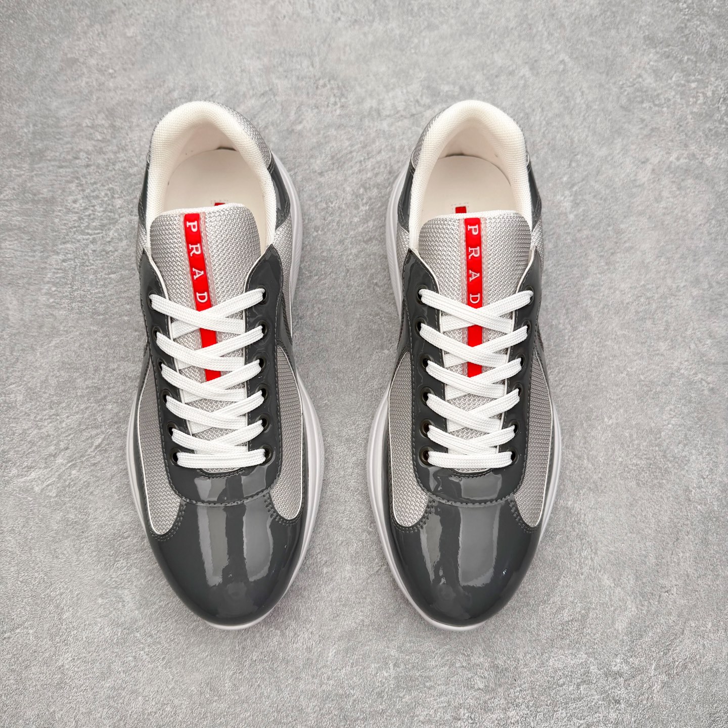 图片[2]-Prada America\’s Cup 普拉达 运动鞋经过重新设计 全新面料和颜色为它注入新的当代精神 这款航海风系带运动鞋 最初在上世纪90年代为LunaRossa船员设计 现在以彩色橡胶和Bike织物重新演绎 Prada LineaRossa徽标彰显经典态度 尺码：36 37 38 39 40 41 42 43 44 45 46 47-选品中心