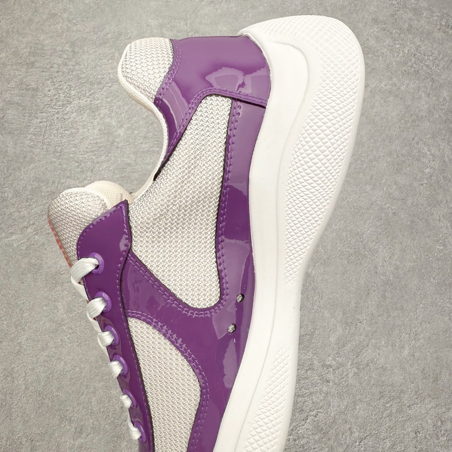 图片[7]-Prada America\’s Cup 普拉达 运动鞋经过重新设计 全新面料和颜色为它注入新的当代精神 这款航海风系带运动鞋 最初在上世纪90年代为LunaRossa船员设计 现在以彩色橡胶和Bike织物重新演绎 Prada LineaRossa徽标彰显经典态度 尺码：36 37 38 39 40 41 42 43 44 45 46 47-选品中心