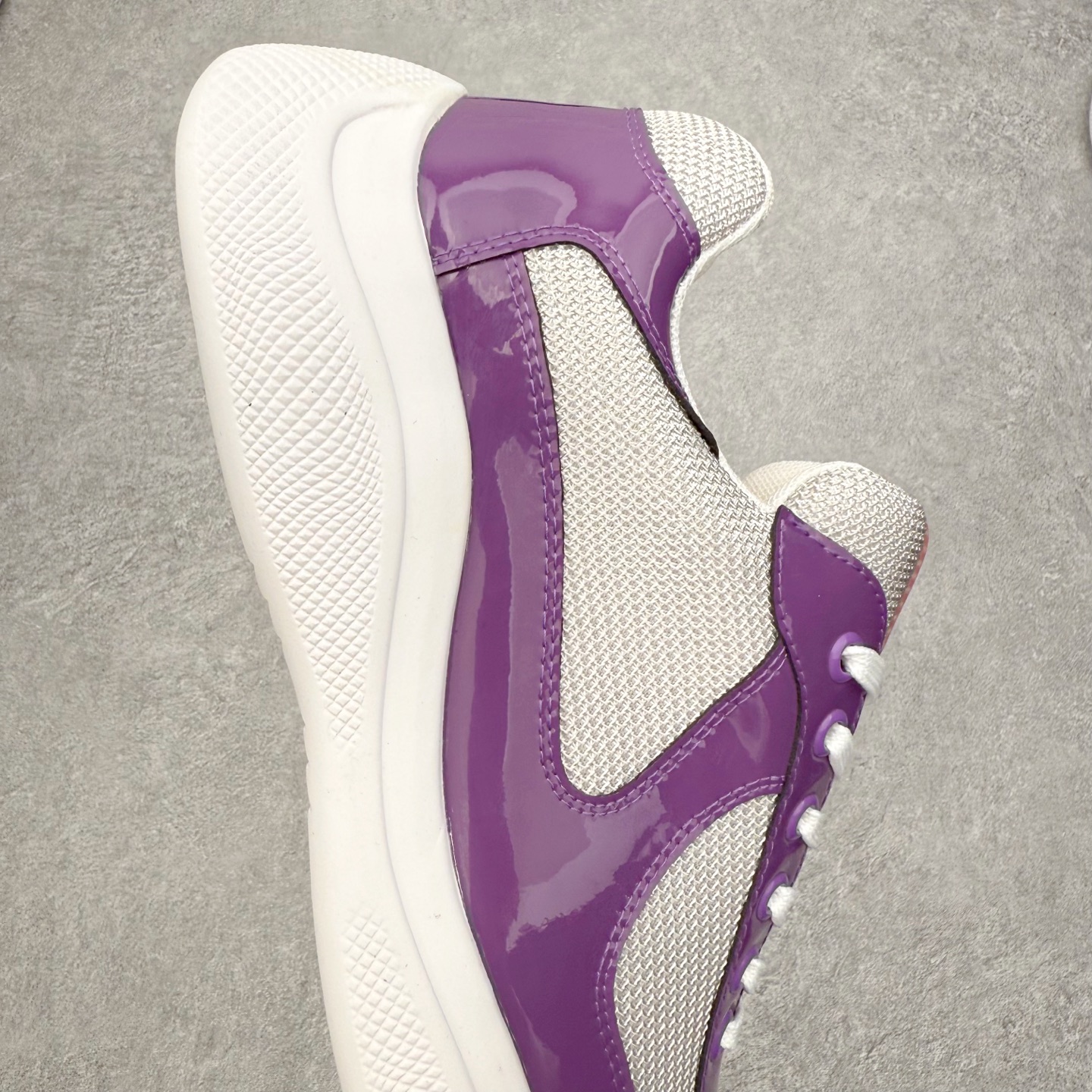 图片[6]-Prada America\’s Cup 普拉达 运动鞋经过重新设计 全新面料和颜色为它注入新的当代精神 这款航海风系带运动鞋 最初在上世纪90年代为LunaRossa船员设计 现在以彩色橡胶和Bike织物重新演绎 Prada LineaRossa徽标彰显经典态度 尺码：36 37 38 39 40 41 42 43 44 45 46 47-选品中心