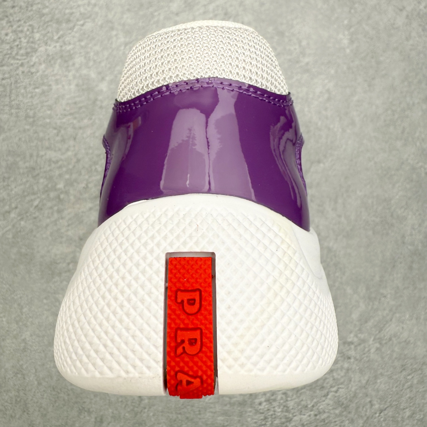 图片[8]-Prada America\’s Cup 普拉达 运动鞋经过重新设计 全新面料和颜色为它注入新的当代精神 这款航海风系带运动鞋 最初在上世纪90年代为LunaRossa船员设计 现在以彩色橡胶和Bike织物重新演绎 Prada LineaRossa徽标彰显经典态度 尺码：36 37 38 39 40 41 42 43 44 45 46 47-选品中心